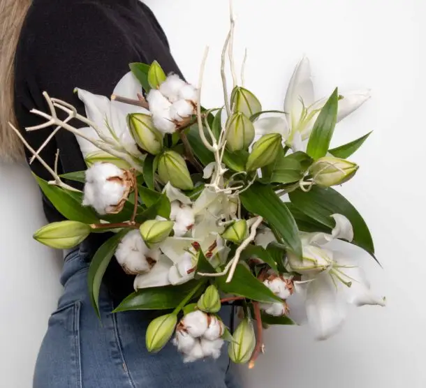 Bouquet de lys avec branches de coton