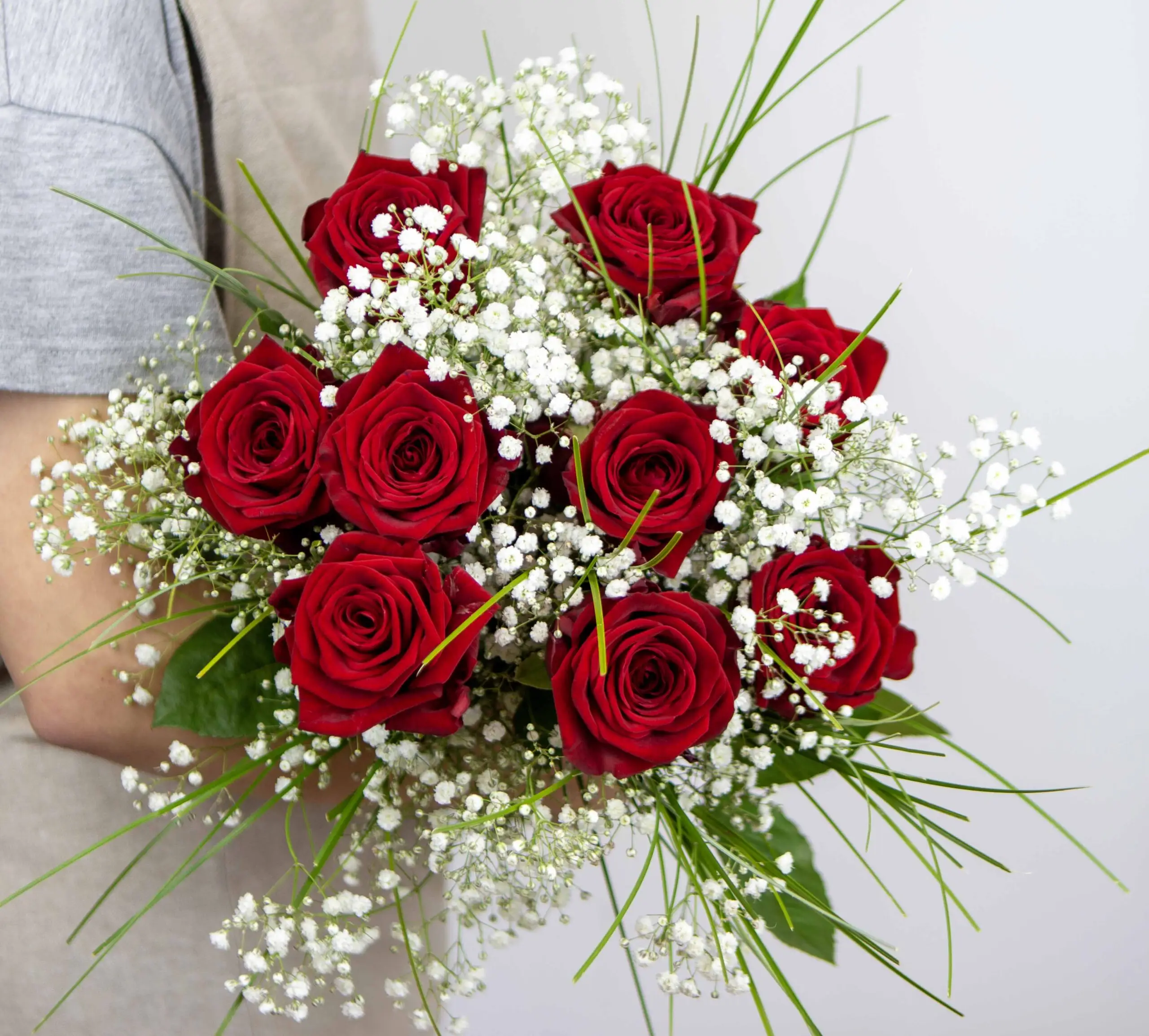 Bouquet déclaration : 8 roses rouges red eagles, gypsophiles, beargrass