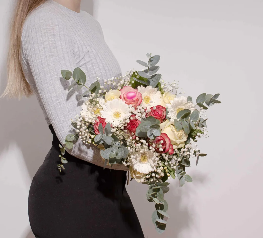 sorbet : germinis white star, roses rose, roses sweet, avalanche, bouvardia rose pâle, gypso blanc, eucalyptus