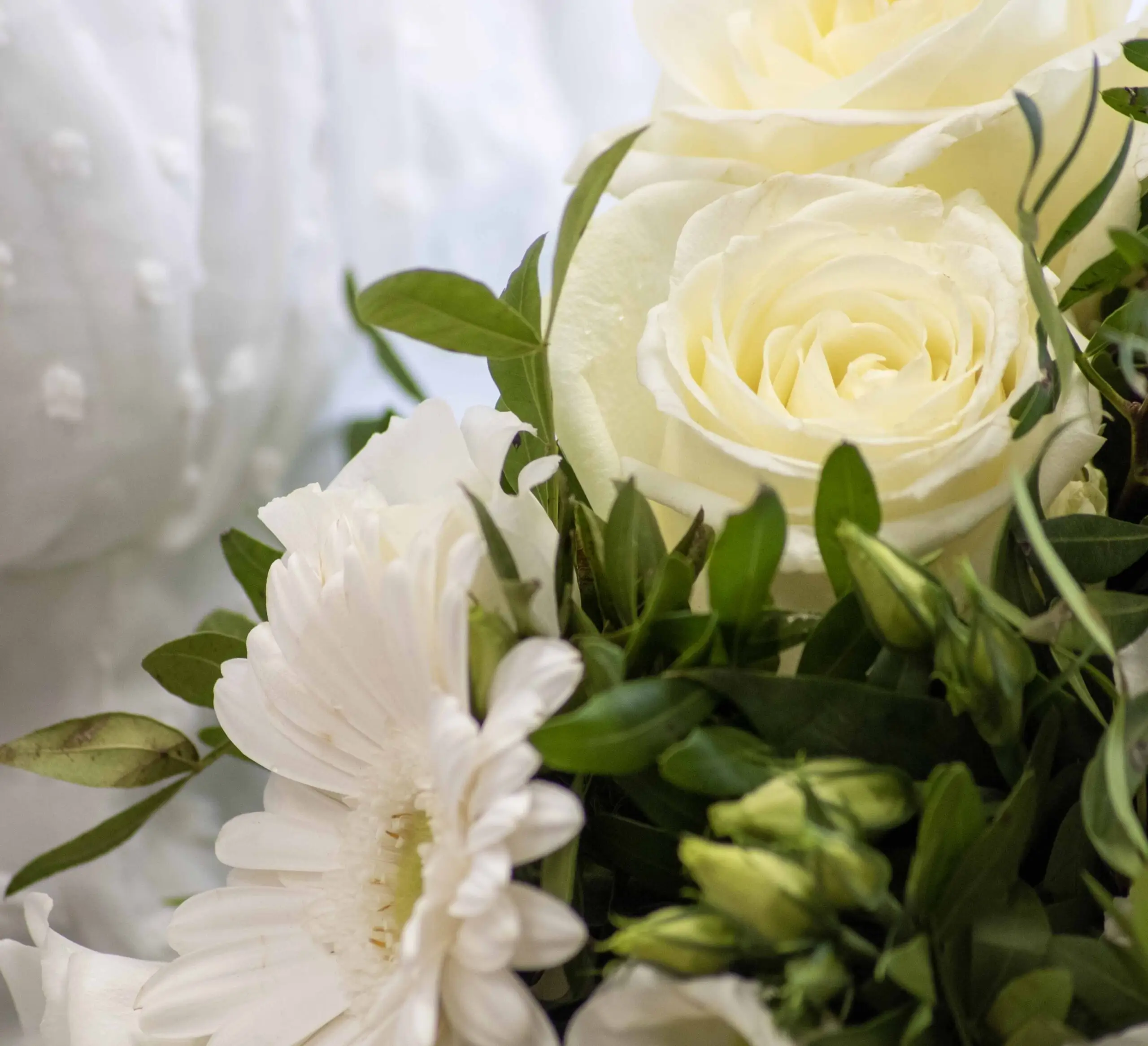 Bouquet albino : Roses Blanches, Germini Blanc, Calla Blanc, Œillets Blanc, Lisianthus Blanc