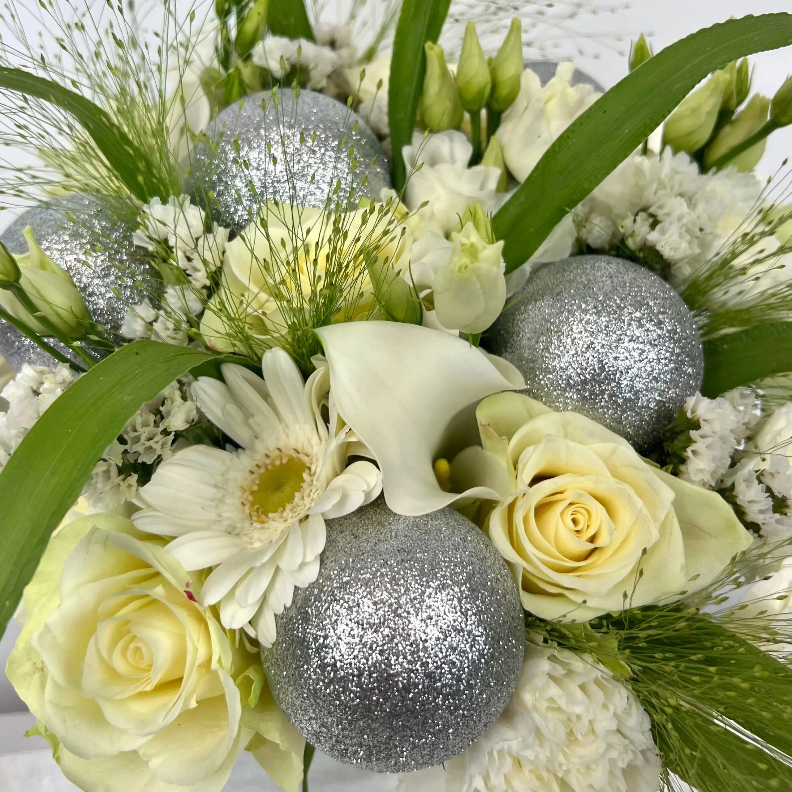 Bouquet de Noël grivé dans les tons blancs et argentés