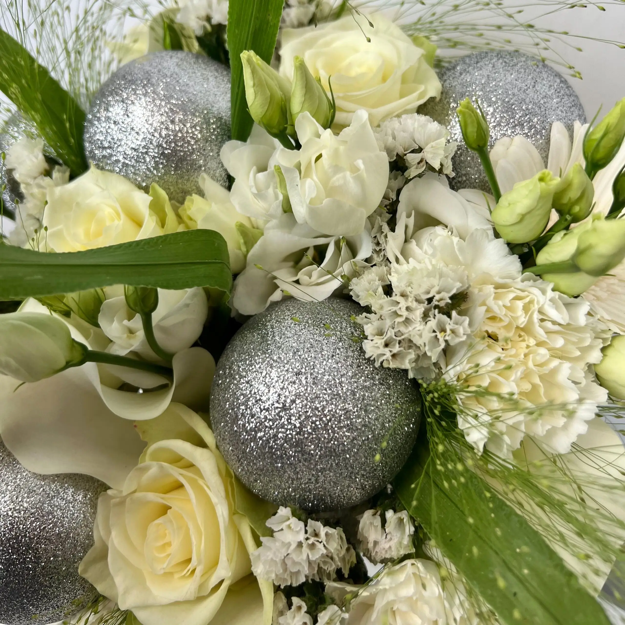 Bouquet de Noël grivé dans les tons blancs et argentés