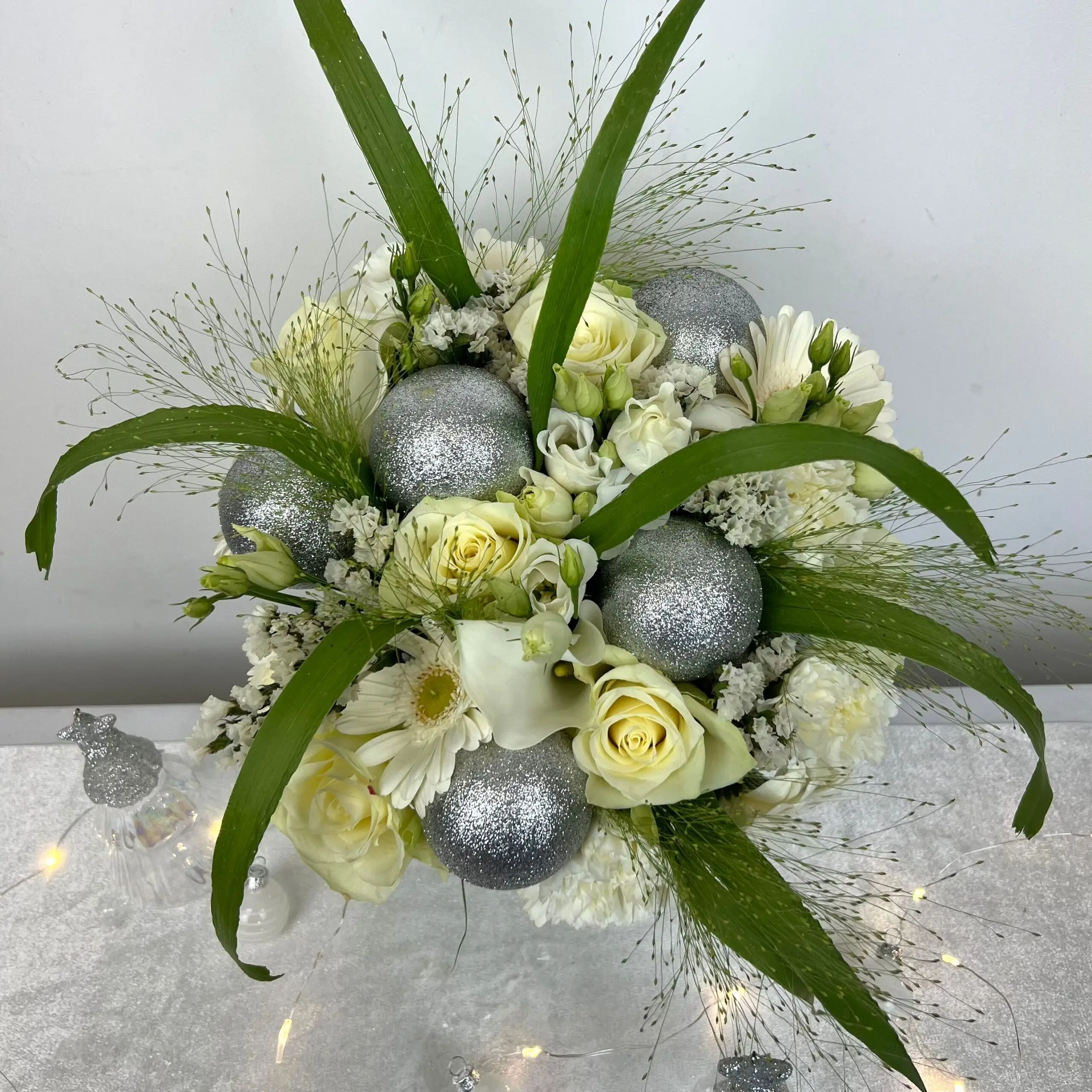 Bouquet de Noël grivé dans les tons blancs et argentés