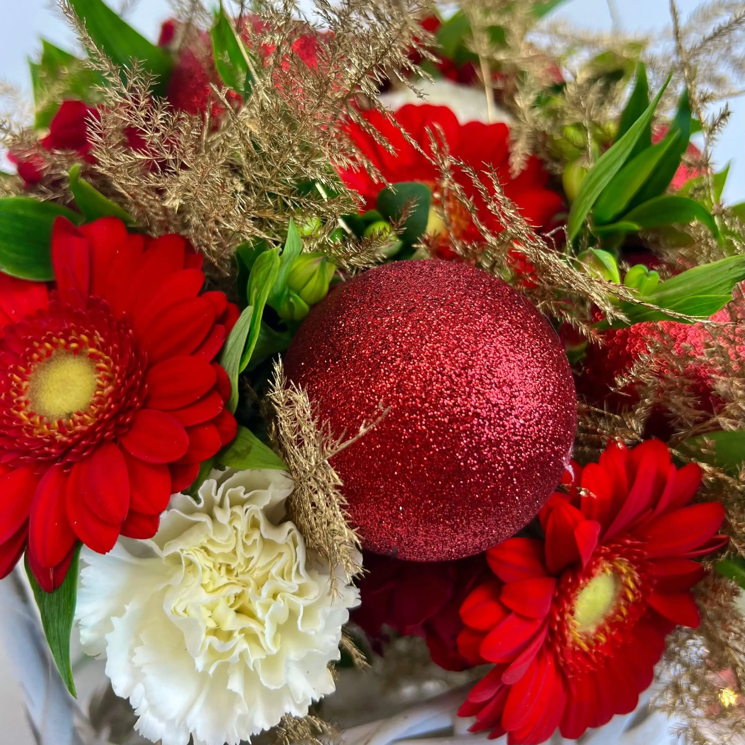 Bouquet de Noël Etincelant aux couleurs rouge, vert et doré