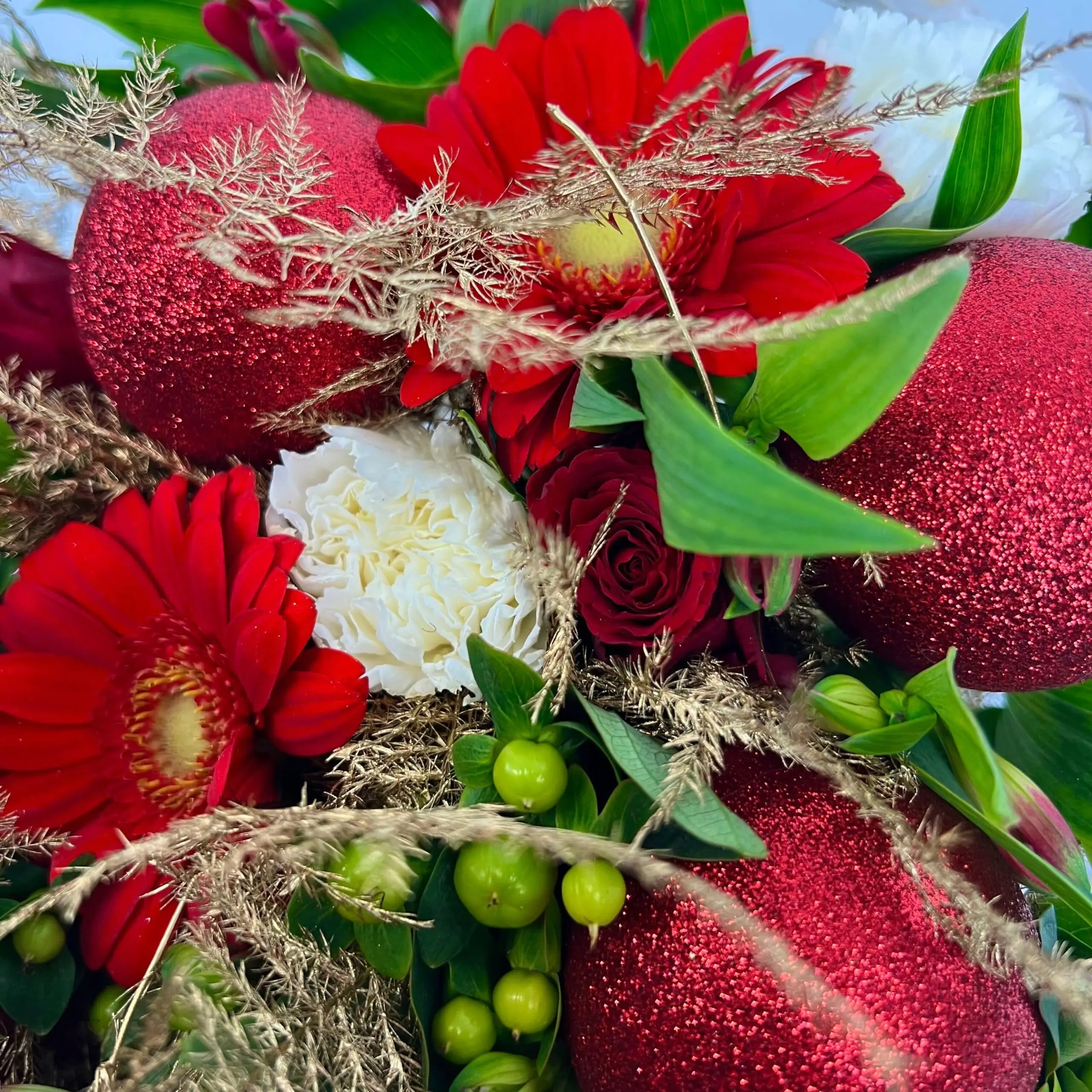 Bouquet de Noël Etincelant aux couleurs rouge, vert et doré
