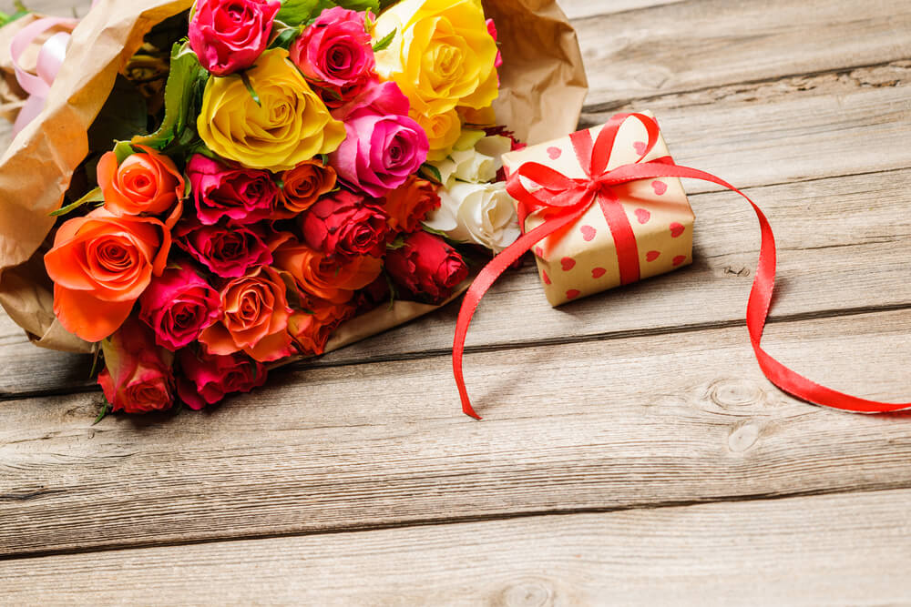 offrir des fleurs avec un cadeau