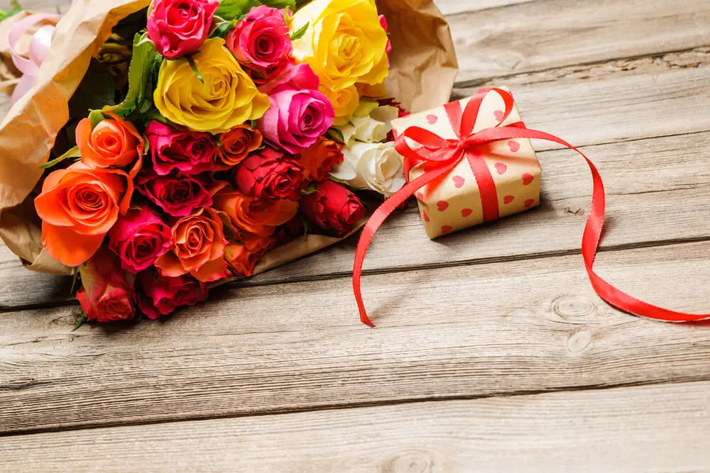 offrir des fleurs avec un cadeau 
