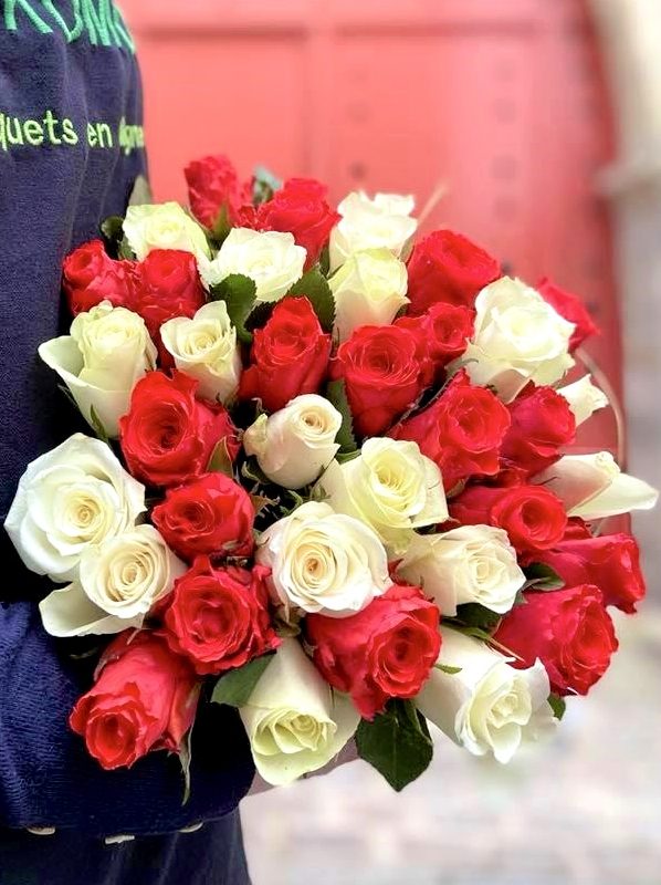 bouquet fleurs roses rouges et blanches love me
