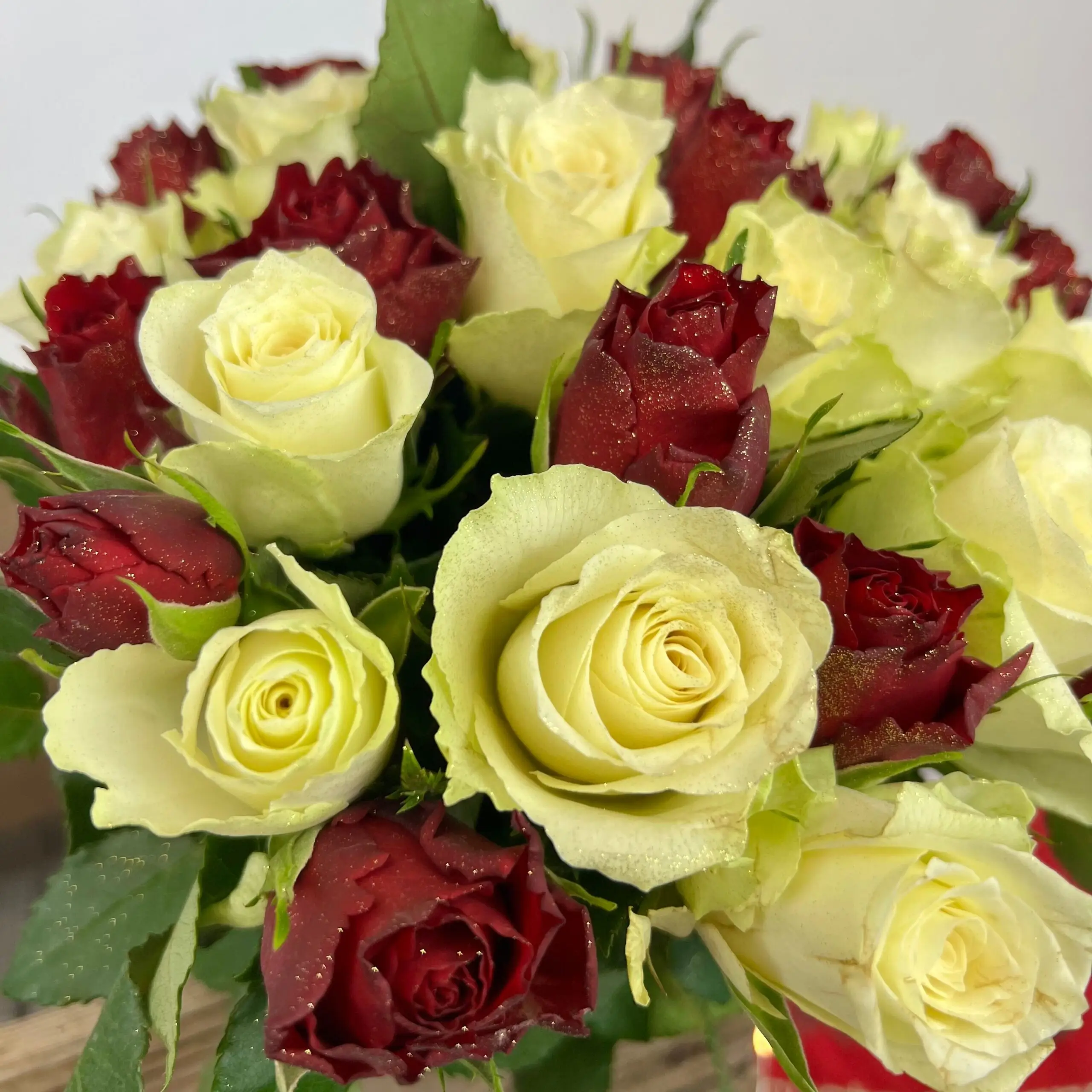 Bouquet de roses rouges et blanches Love Me de Kokomo