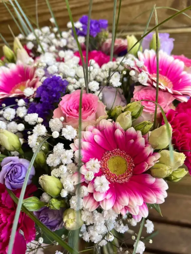 Bouquet à prix canon de la semaine dans les tons roses et violets éclatants !