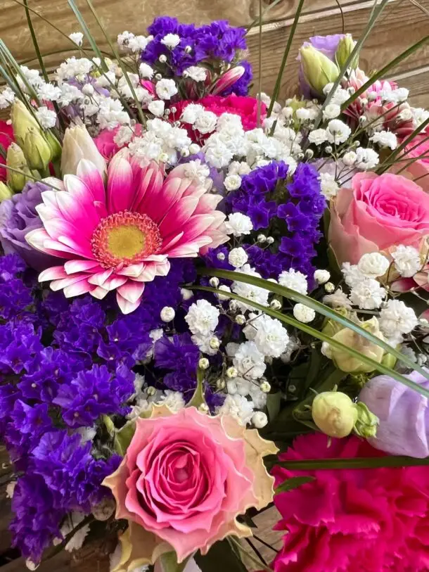 Bouquet à prix canon de la semaine dans les tons roses et violets éclatants !