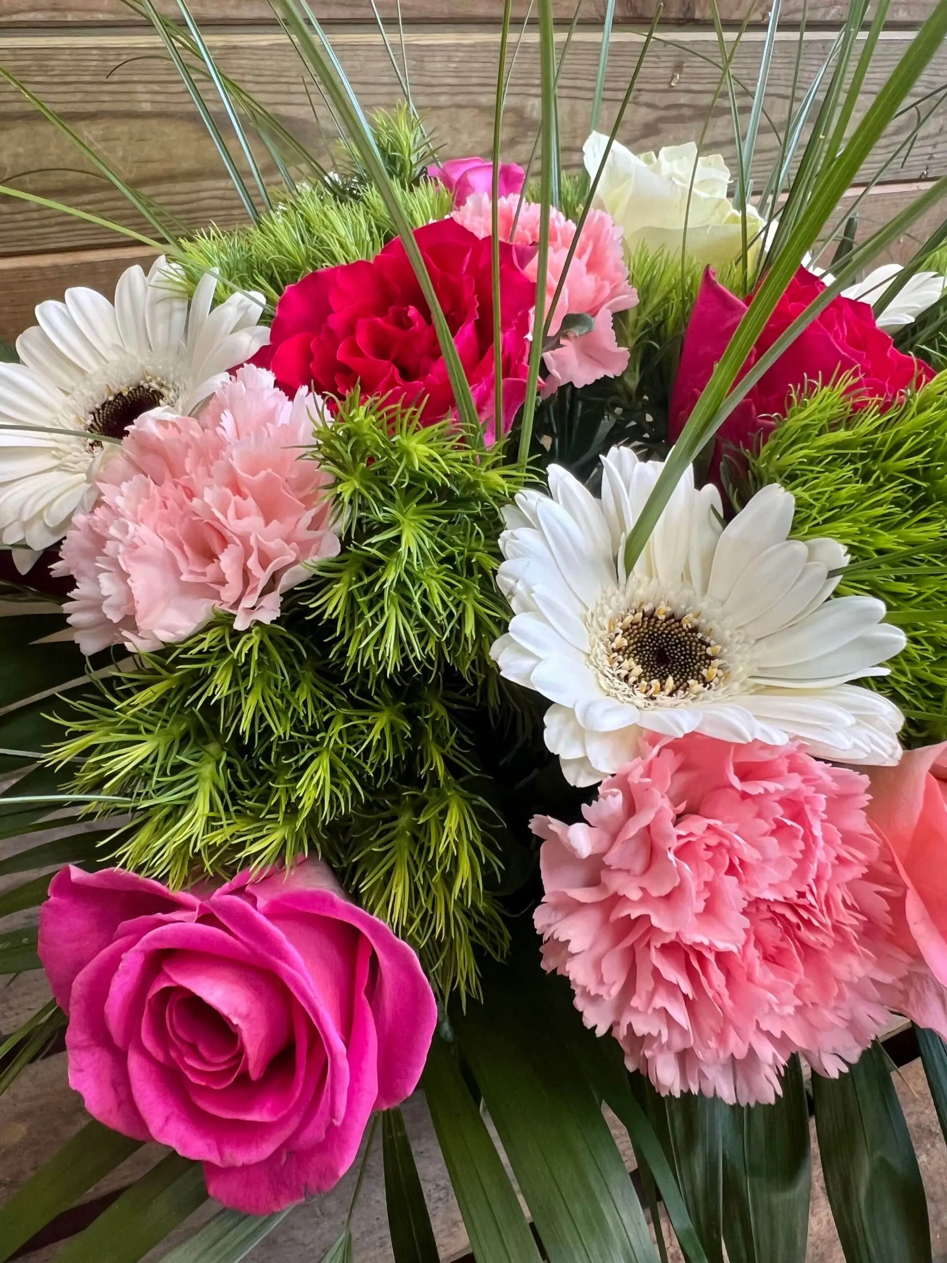 Bouquet printanier de fleurs dans les tons roses