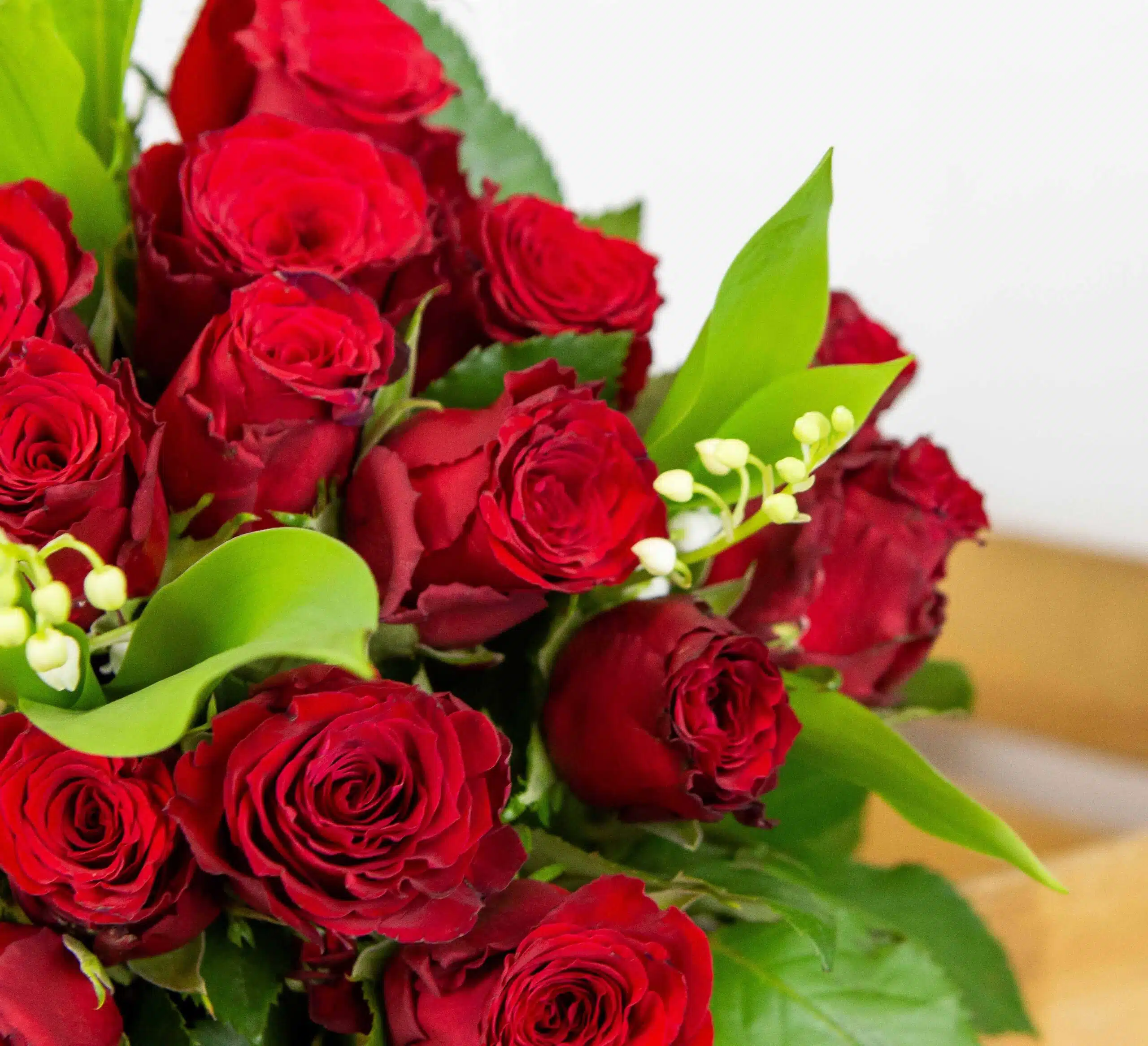Roses rouges avec brins de muguets