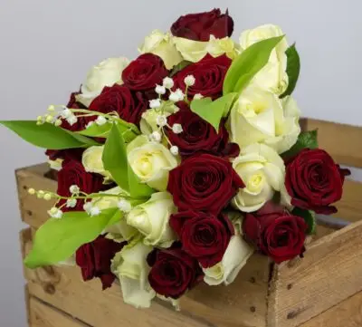 Bouquet Love me : roses rouges et roses blanches avec brins de muguets