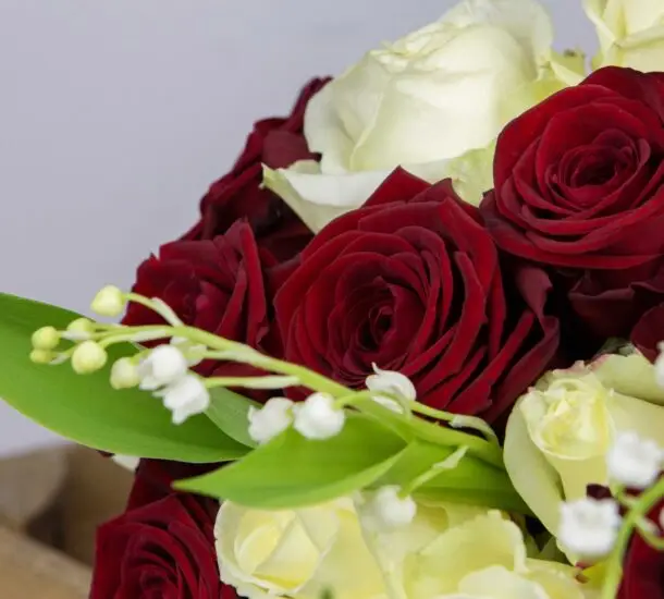 Bouquet Love me : roses rouges et roses blanches avec brins de muguets