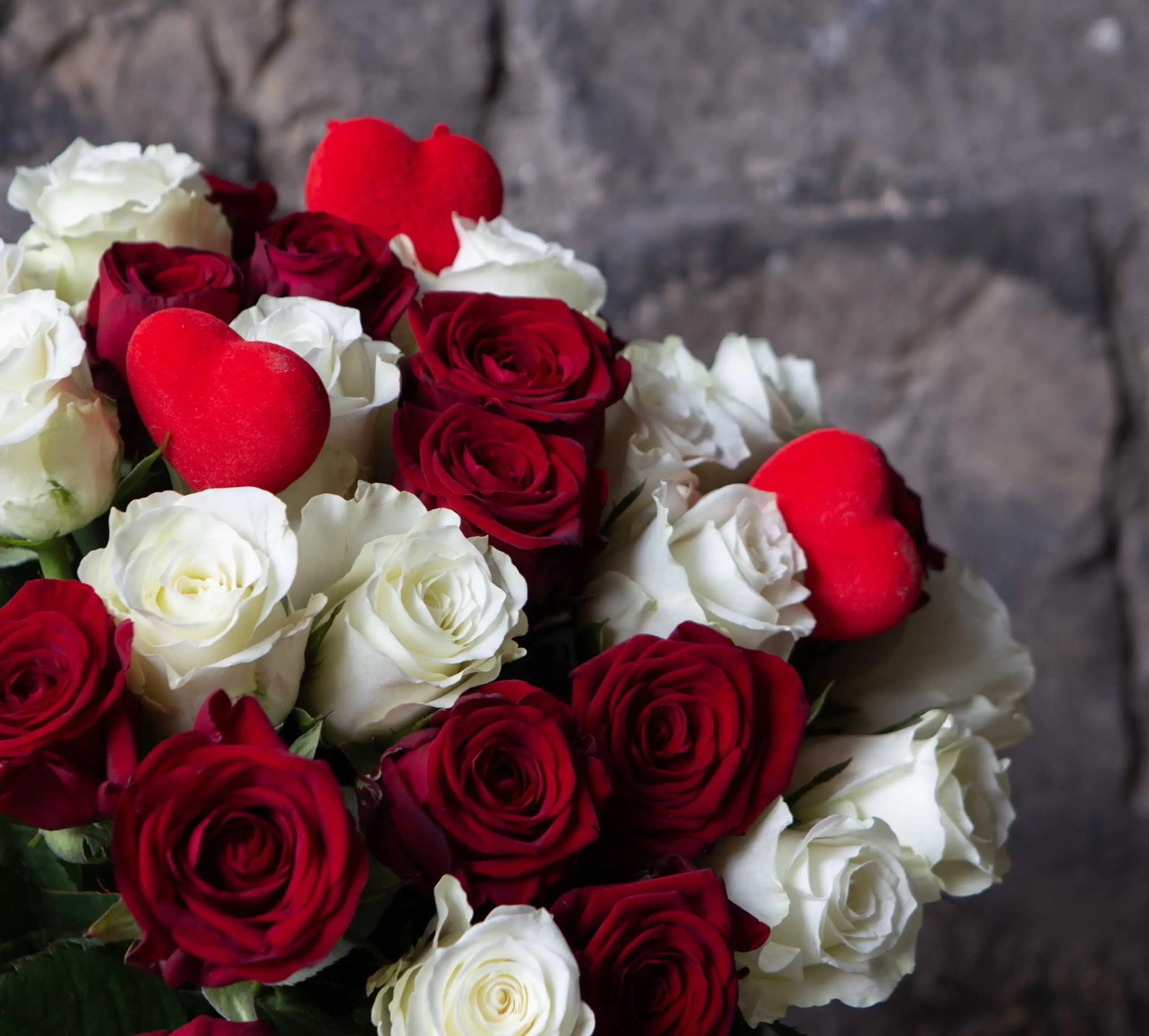 Bouquet Love Me : roses rouges et blanches spécial fête des mères avec des pics cœur