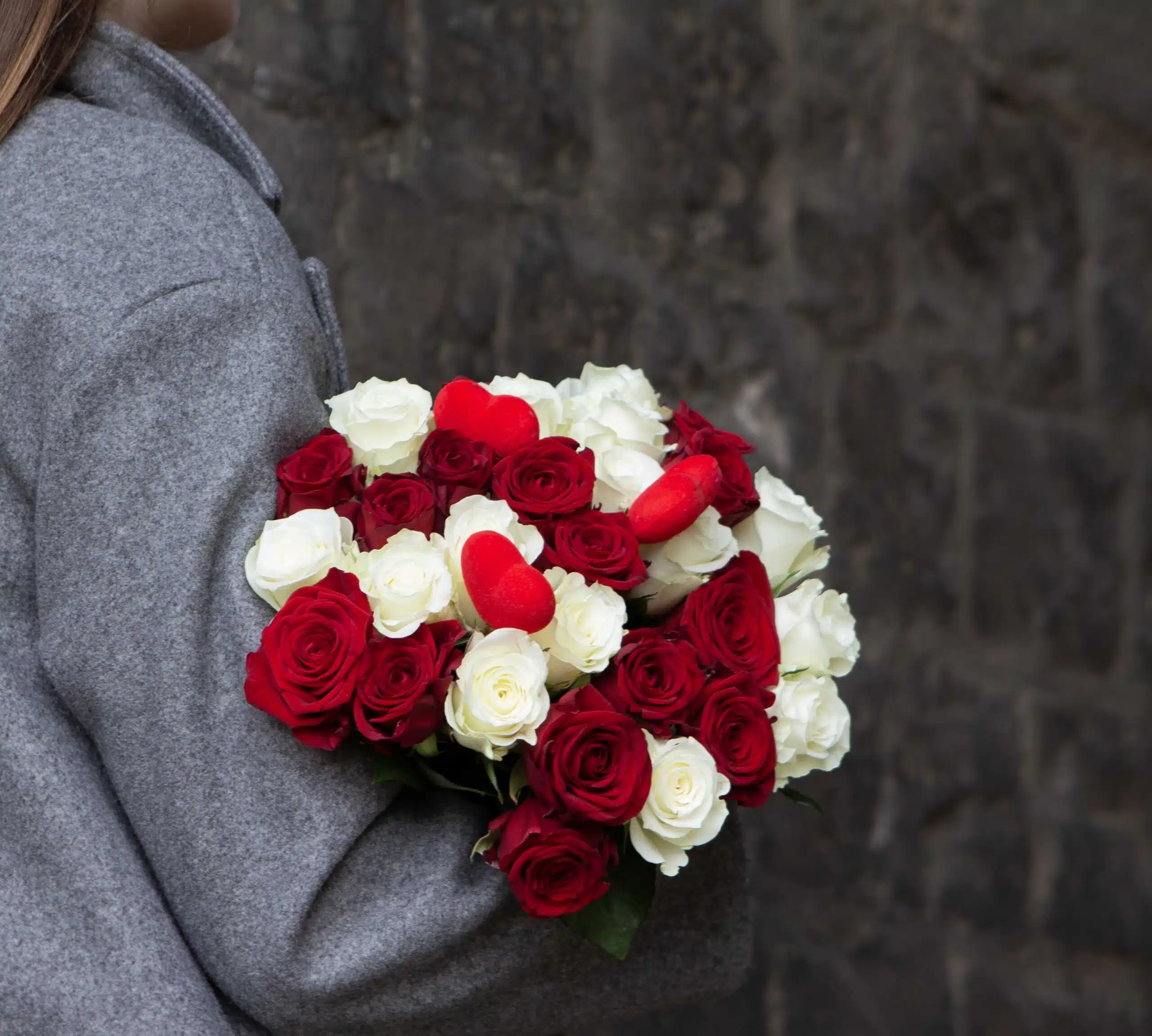 Bouquet Love Me : roses rouges et blanches spécial fête des mères avec des pics cœur