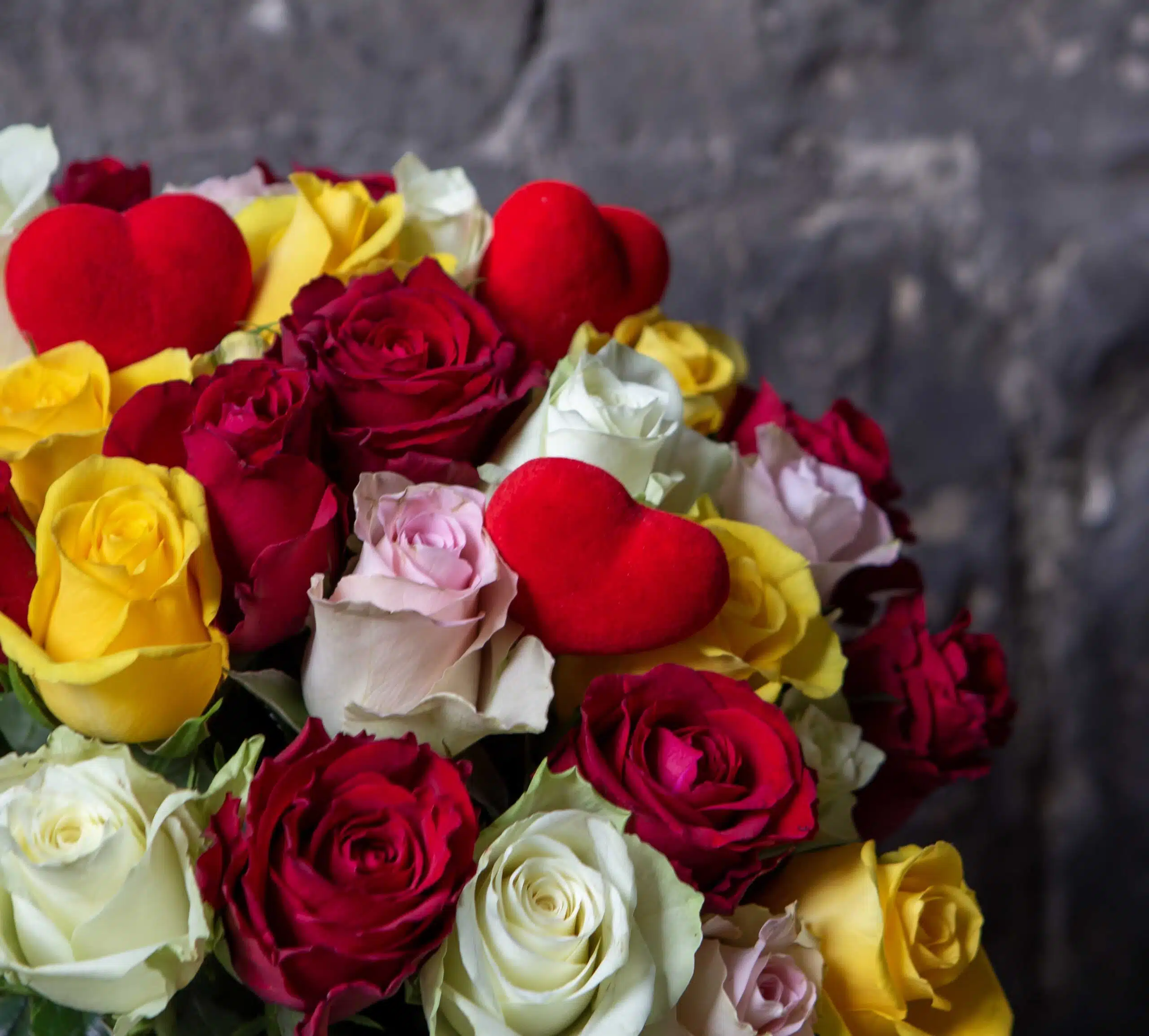 Bouquet Tutti Frutti spécial fête des mères : mélange de roses colorées avec des pics cœur