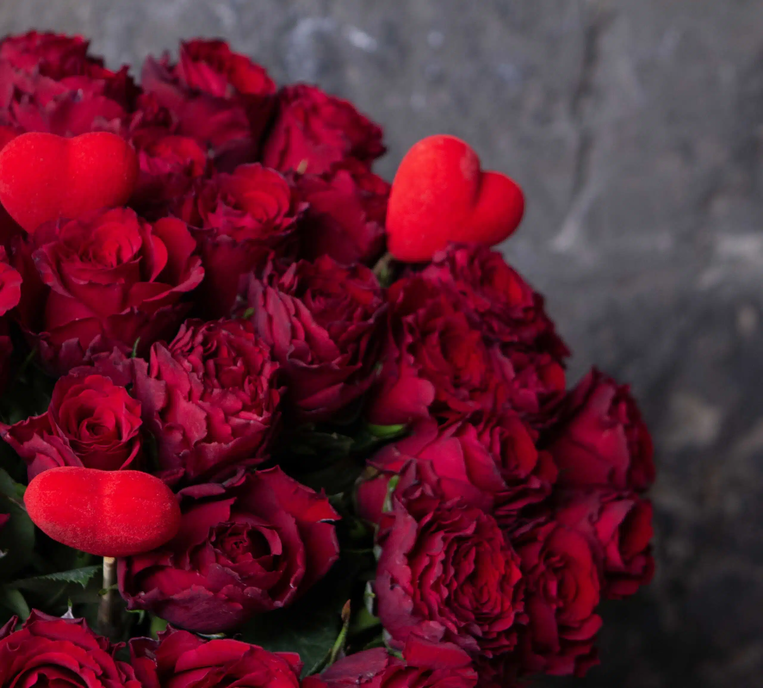 Bouquet fête des mères : roses rouges avec pics cœur
