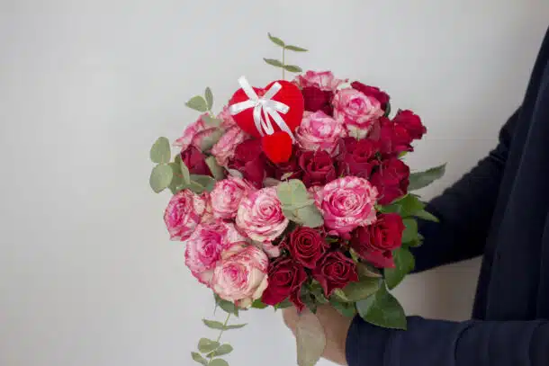 création fête des mères bouquet de roses avec eucalyptus et pic coeur