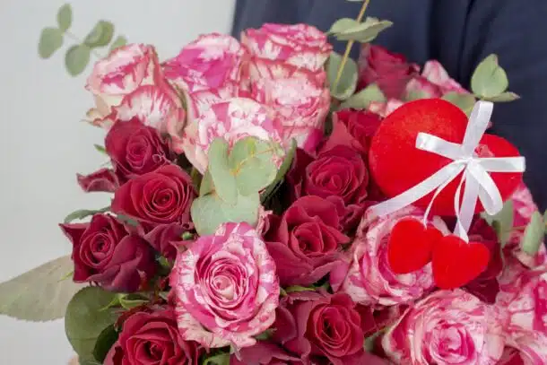 création fête des mères bouquet de roses avec eucalyptus et pic coeur