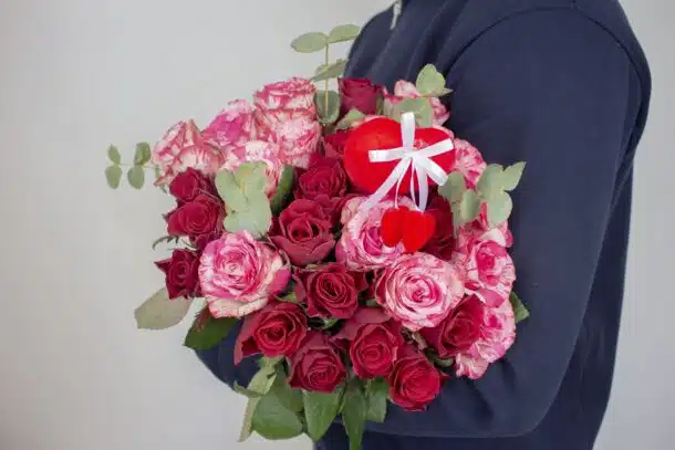 création fête des mères bouquet de roses avec eucalyptus et pic coeur