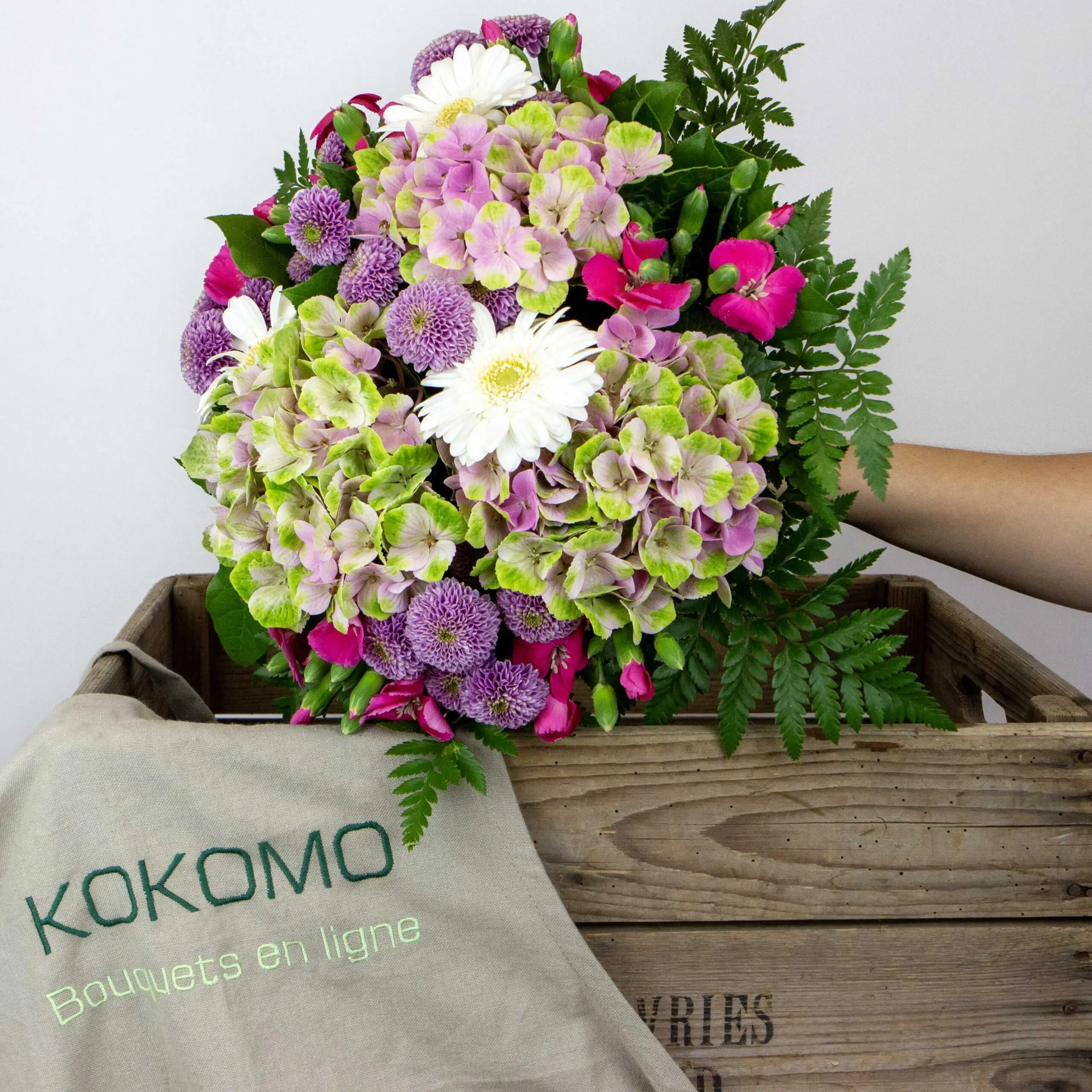 Bouquet Rosie : Hortensia rose vert, oeillets branchues, santinis roses, fougères