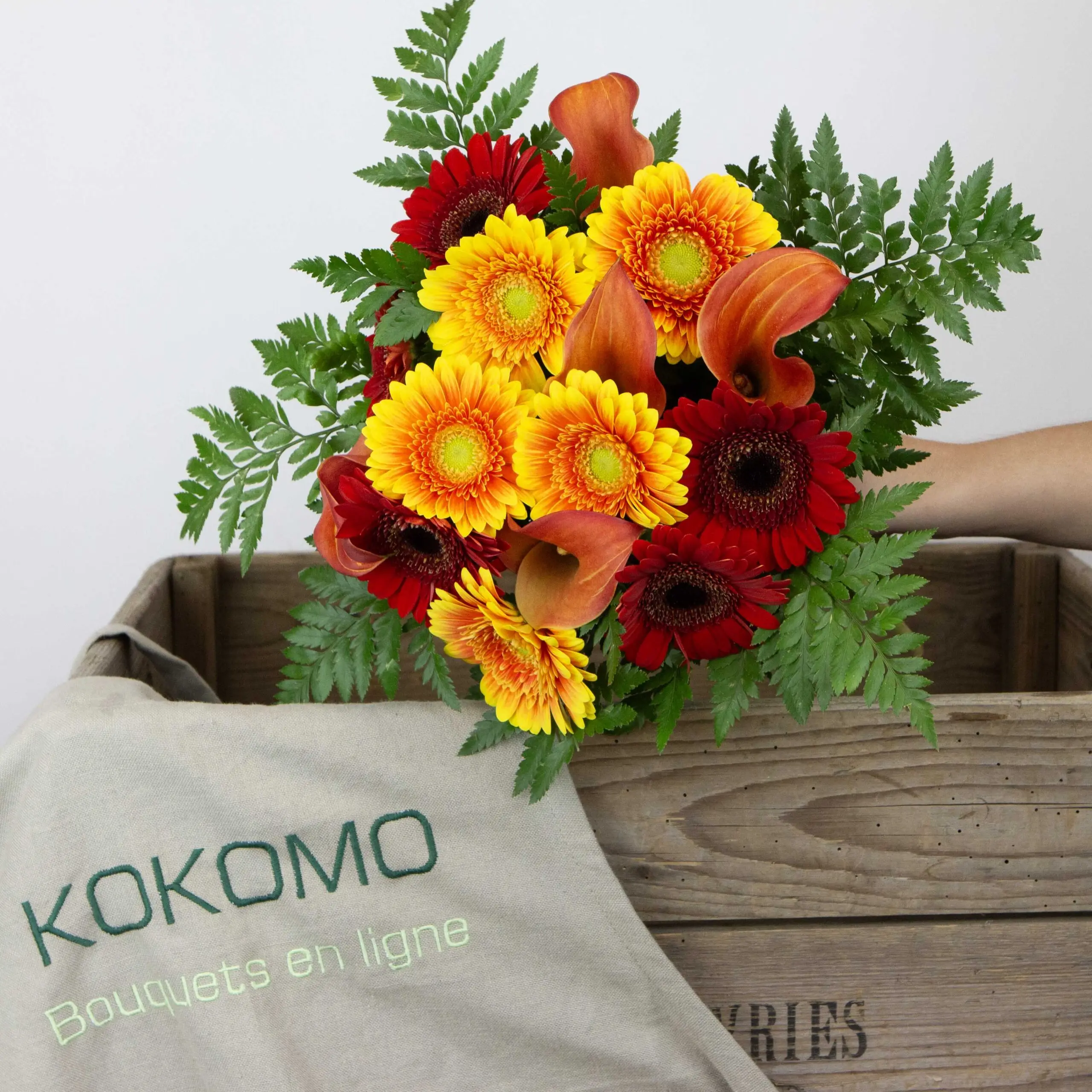 Bouquet Sun Red : germinis rouges, germinis jaunes orangés, calla orange, fougères