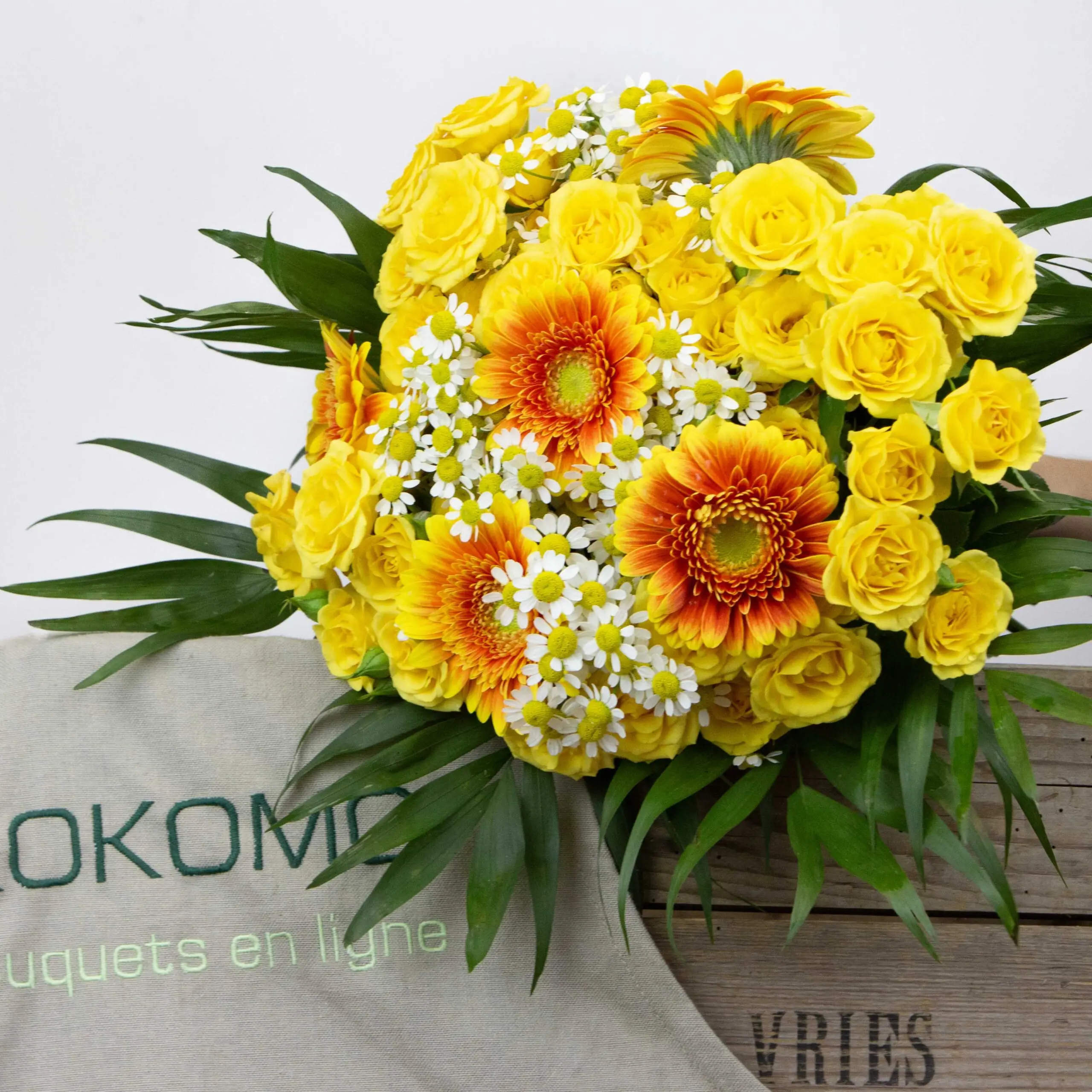 Bouquet Radieux germinis : germinis orangé/jaunes, matricaires, roses branchues jaunes, chicos