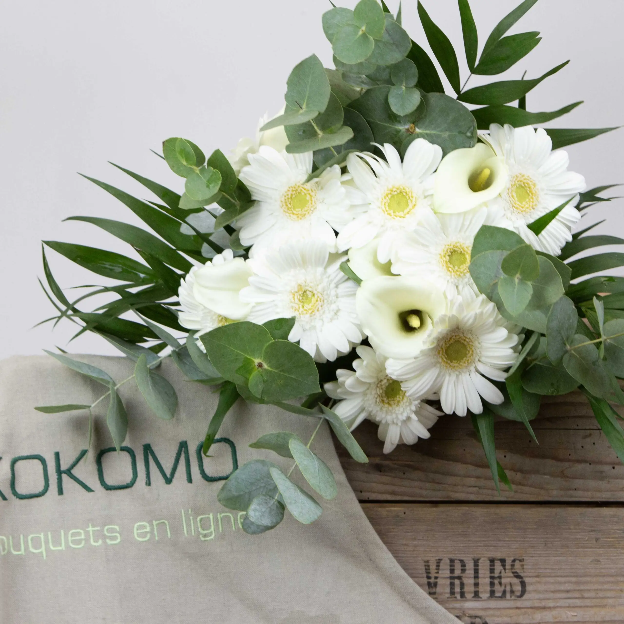 Bouquet Lumineux germinis : germinis blancs, callas blancs, tiges d’eucalyptus, chicos