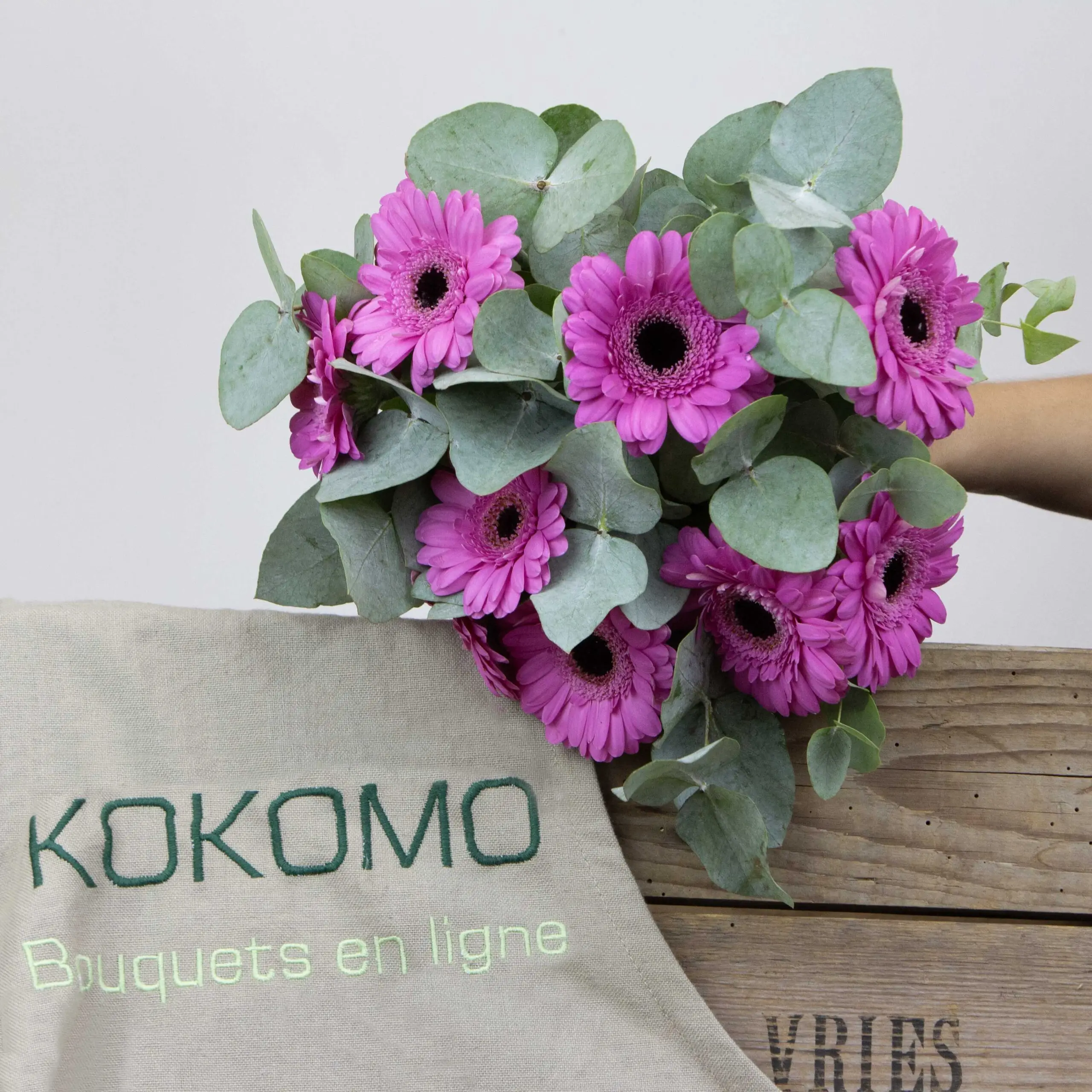 Bouquet Féerie de Germinis :germinis fushias, petites tiges eucalyptus