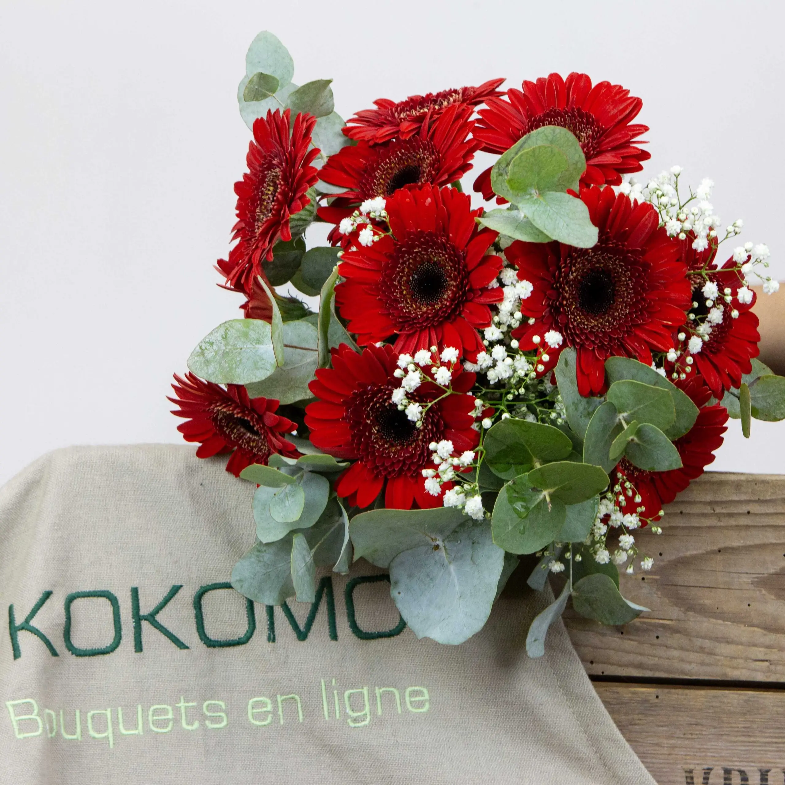 Bouquet Éternelle romance : germinis rouges, gypso, petites tiges eucalyptus