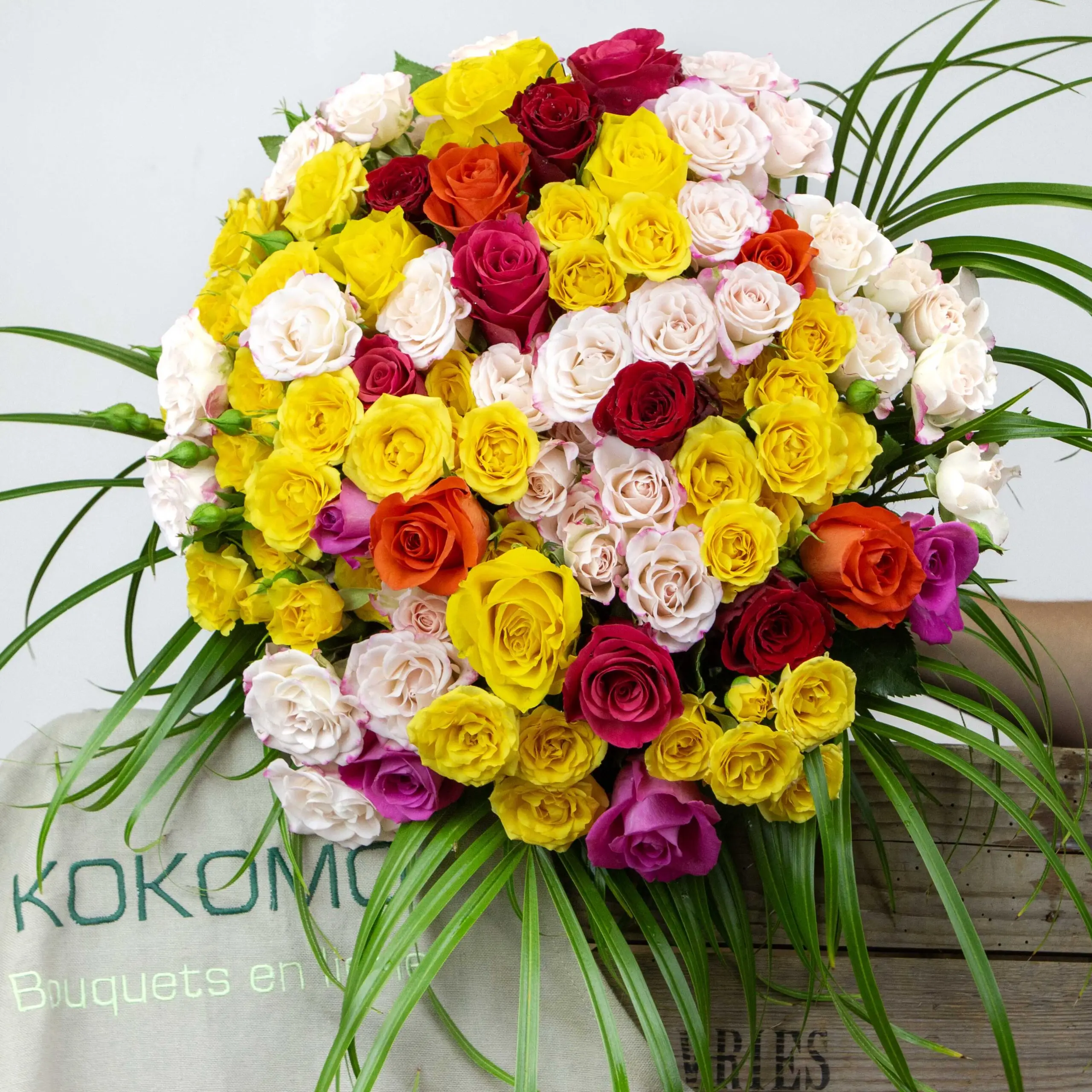 Bouquet Aquarelle de couleurs : mélange de roses colorées et feuillage tropical