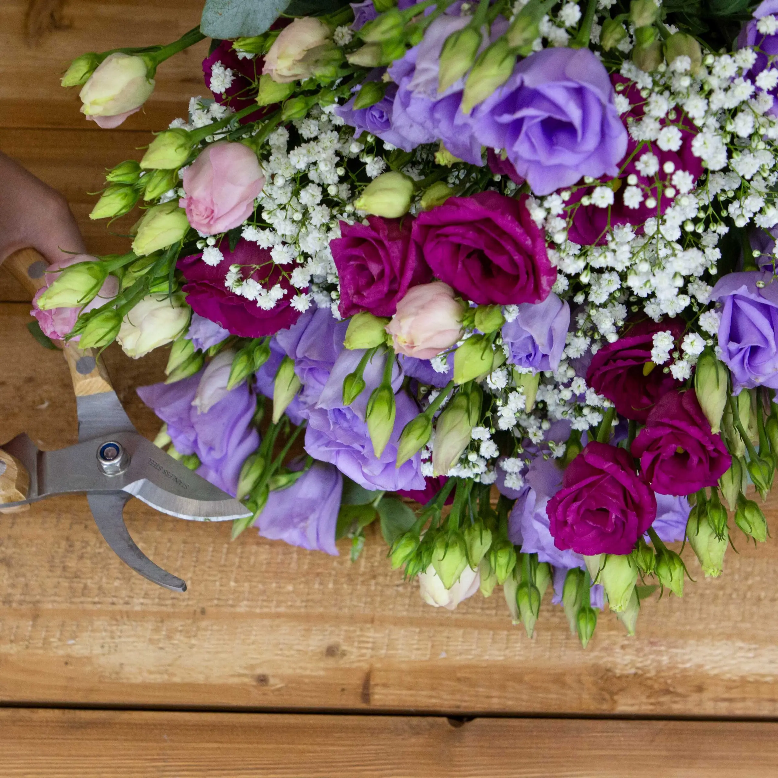 Bouquet Bohème : lisianthus violets, lisianthus roses, gypsophile, tiges eucalyptus