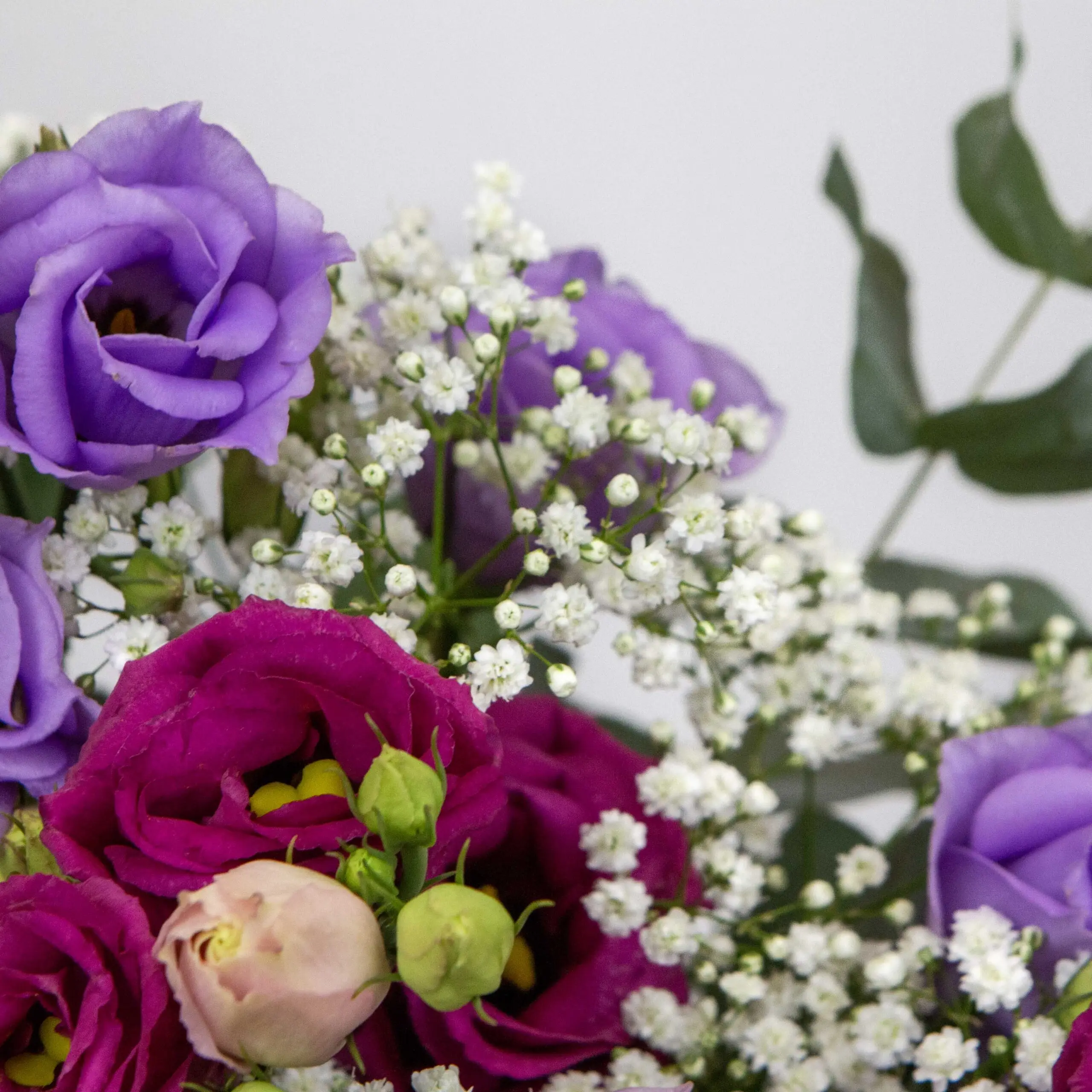 Bouquet Bohème : lisianthus violets, lisianthus roses, gypsophile, tiges eucalyptus