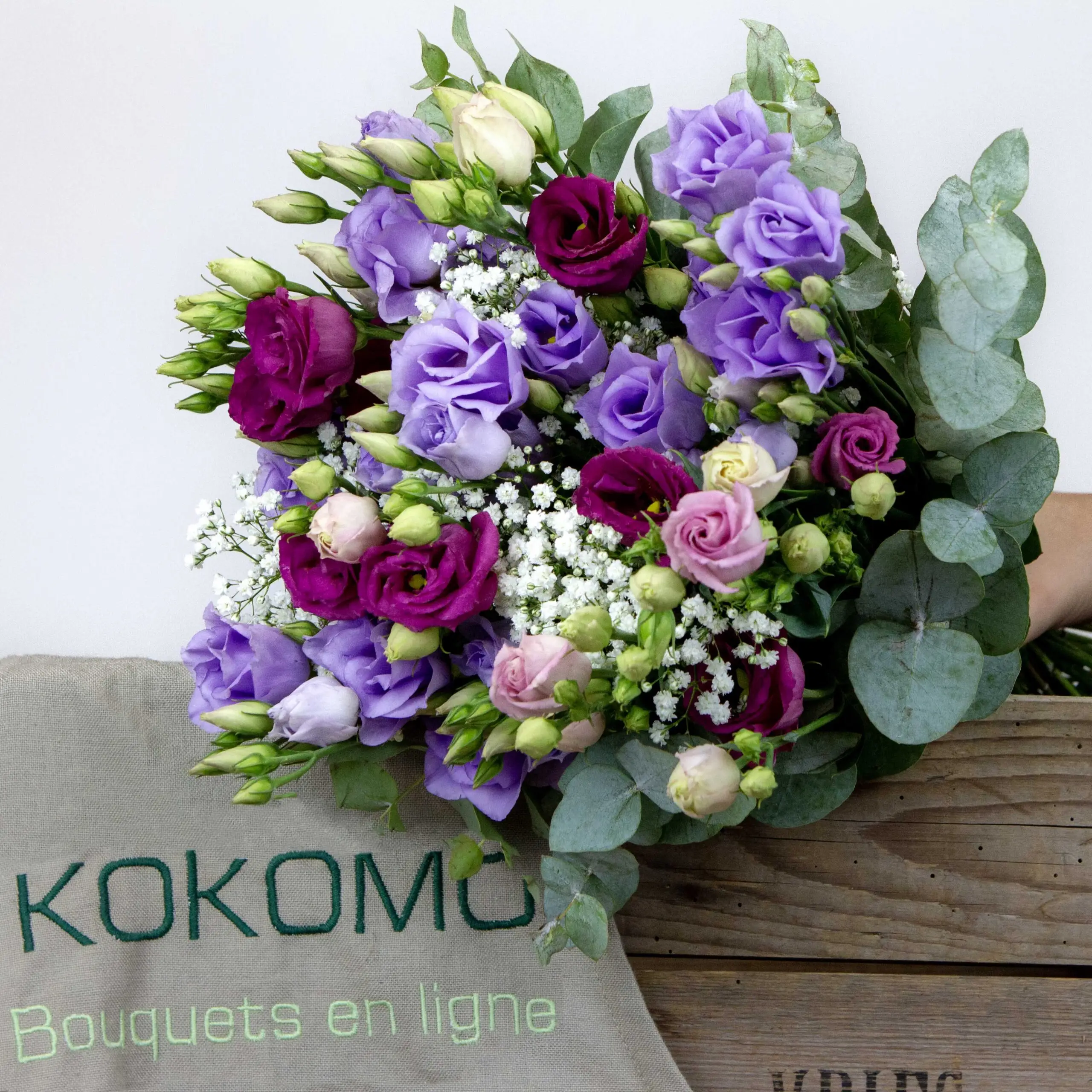 Bouquet Bohème : lisianthus violets, lisianthus roses, gypsophile, tiges eucalyptus