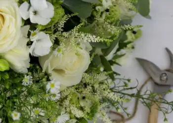 Bouquet de fleurs blanches de saison avec feuillage vert