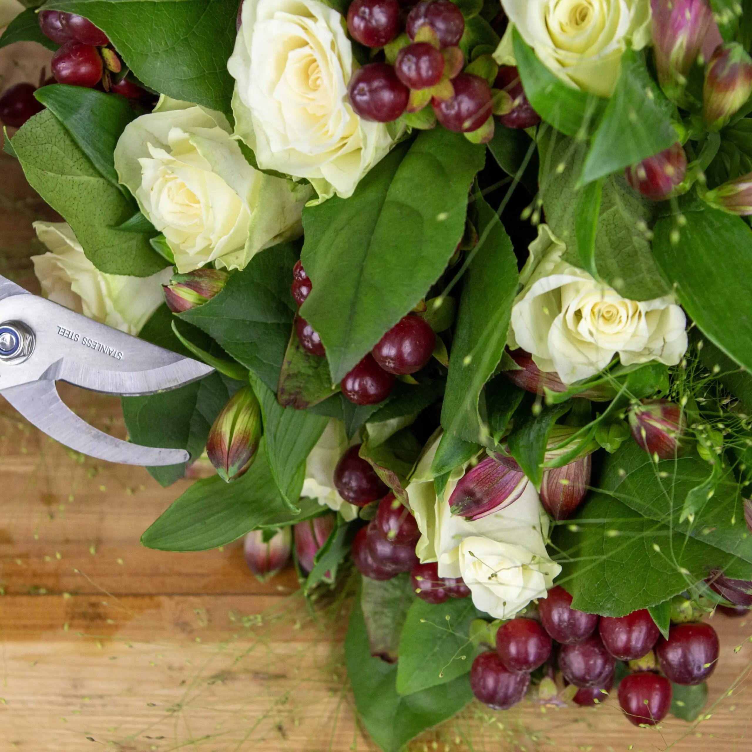 Bouquet Pureté Rubis Rouge et roses Blanches et feuillage