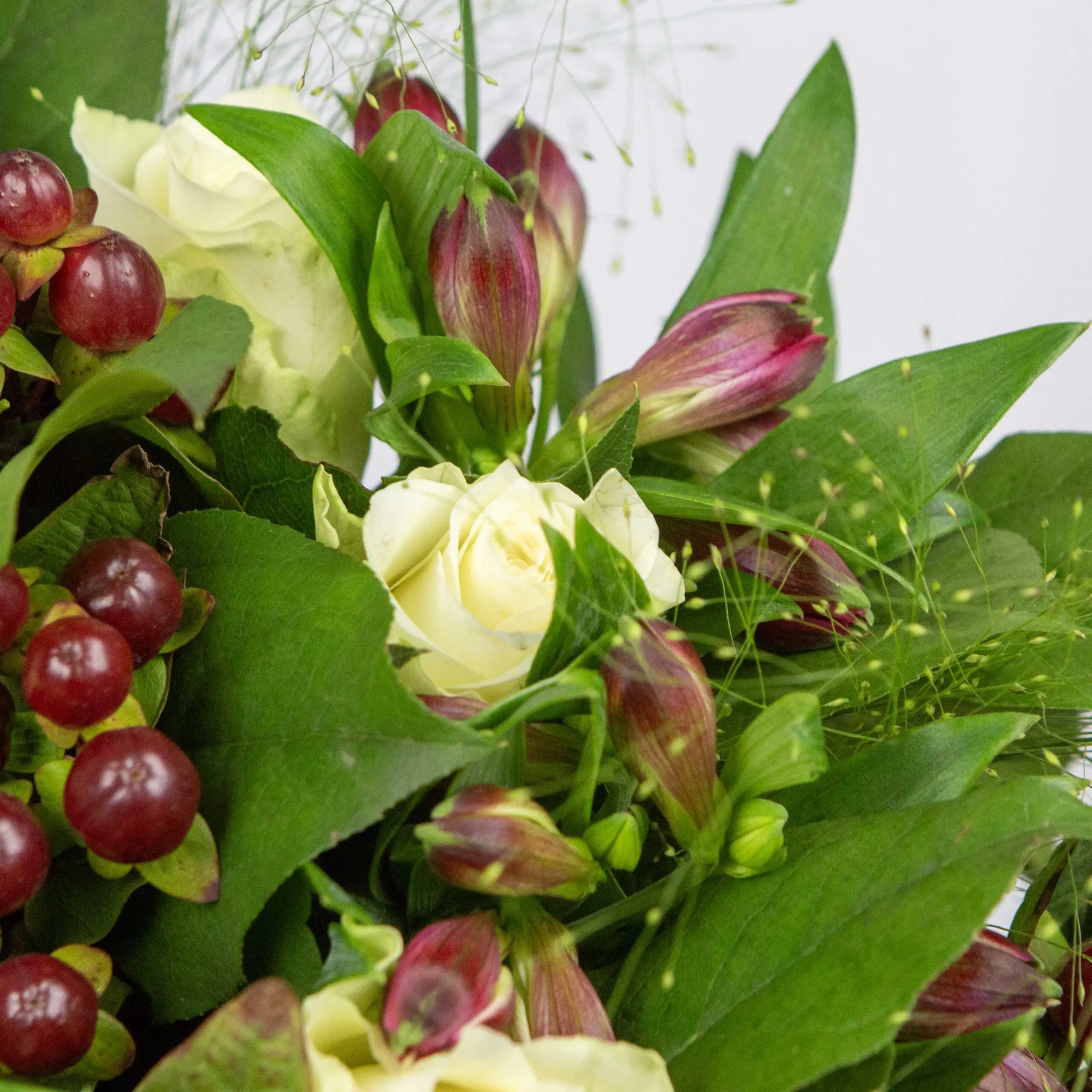 Bouquet Pureté Rubis Rouge et roses Blanches et feuillage
