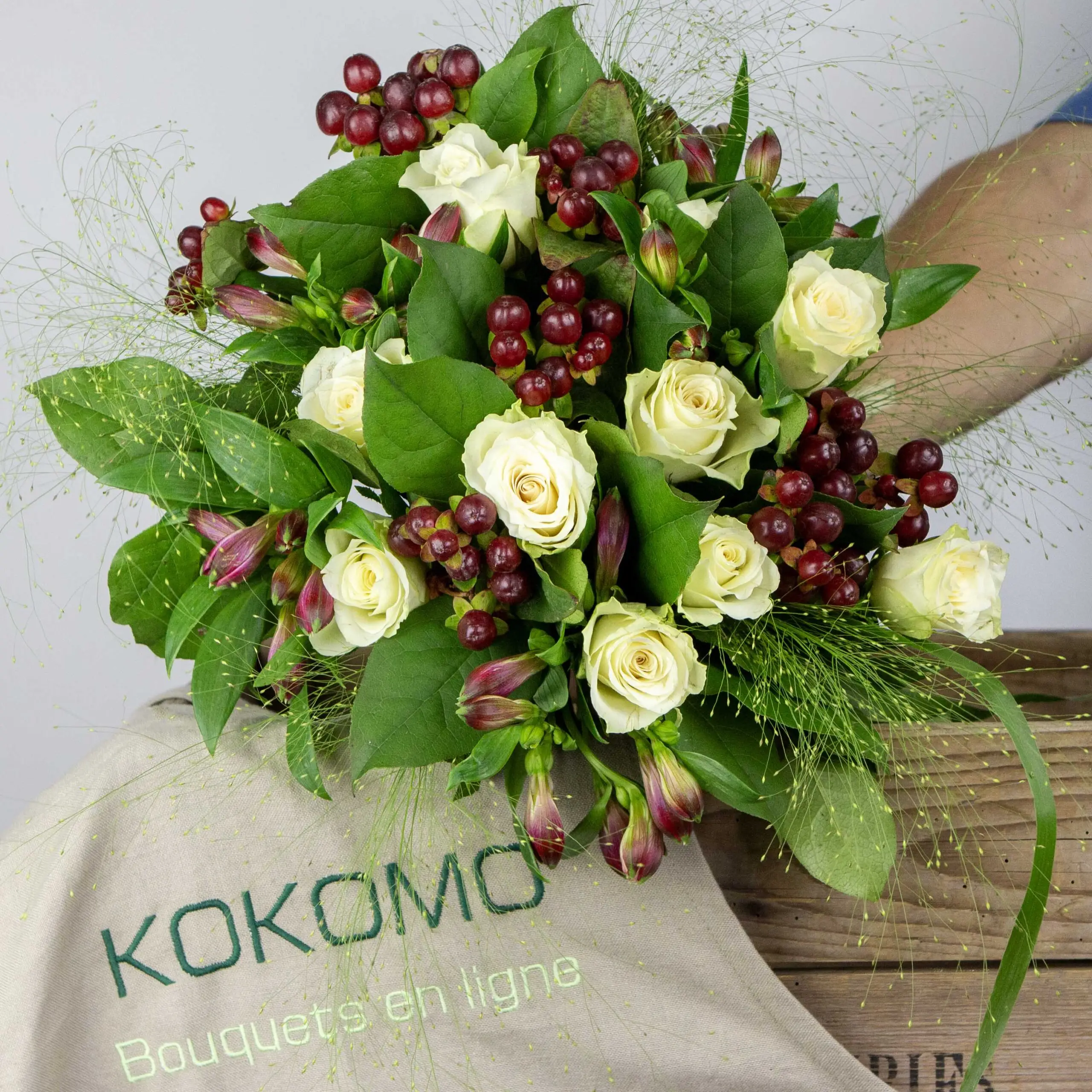 Bouquet Pureté Rubis Rouge et roses Blanches et feuillage
