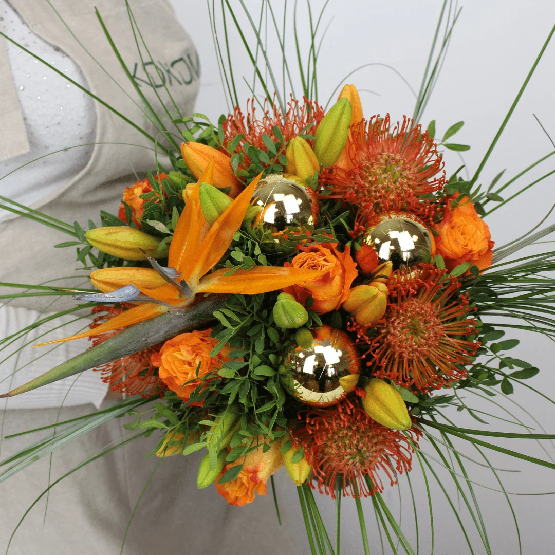 Bouquet orange avec boules de noël