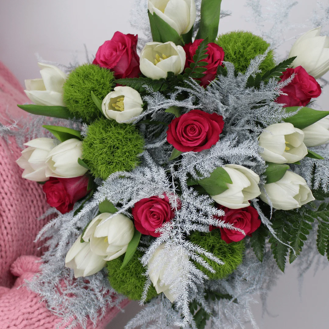 Bouquet de roses avec tulipes et feuillage
