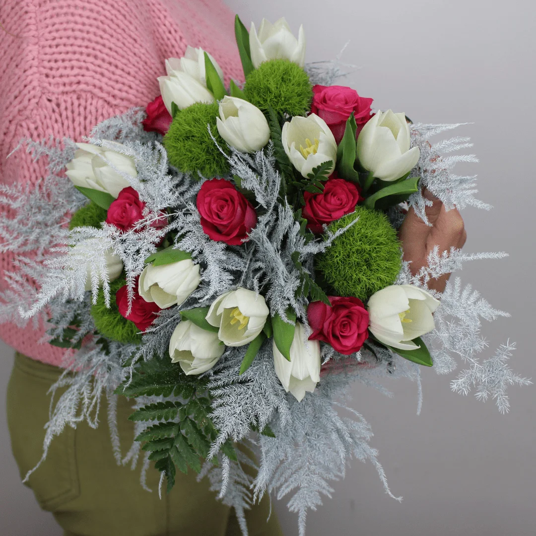 Bouquet de roses avec tulipes et feuillage