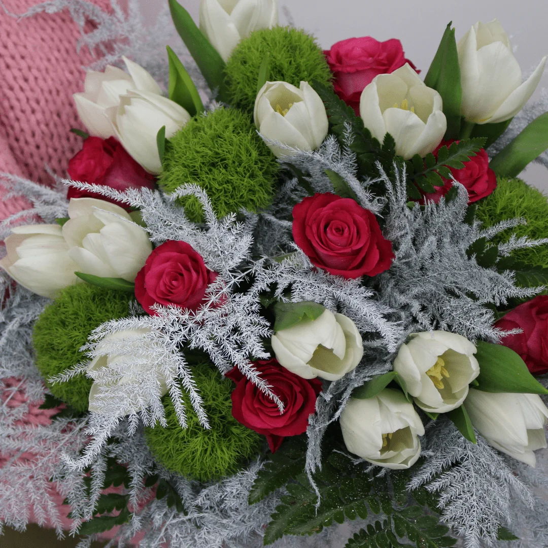 Bouquet de roses avec tulipes et feuillage