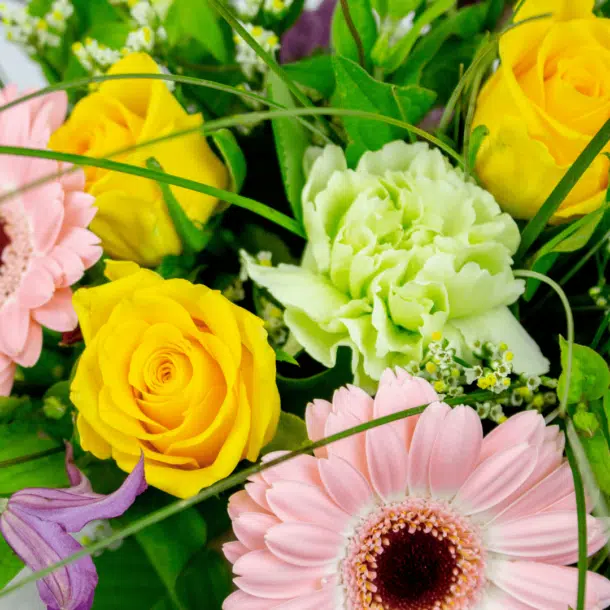 Bouquet printanier : Rose Jaune, Germinis Dixon Rose Pastel, Clématite, Limonium, Œillets Vert