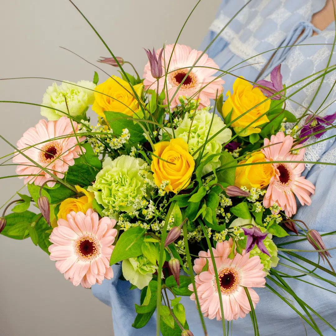 Bouquet printanier : Rose Jaune, Germinis Dixon Rose Pastel, Clématite, Limonium, Œillets Vert