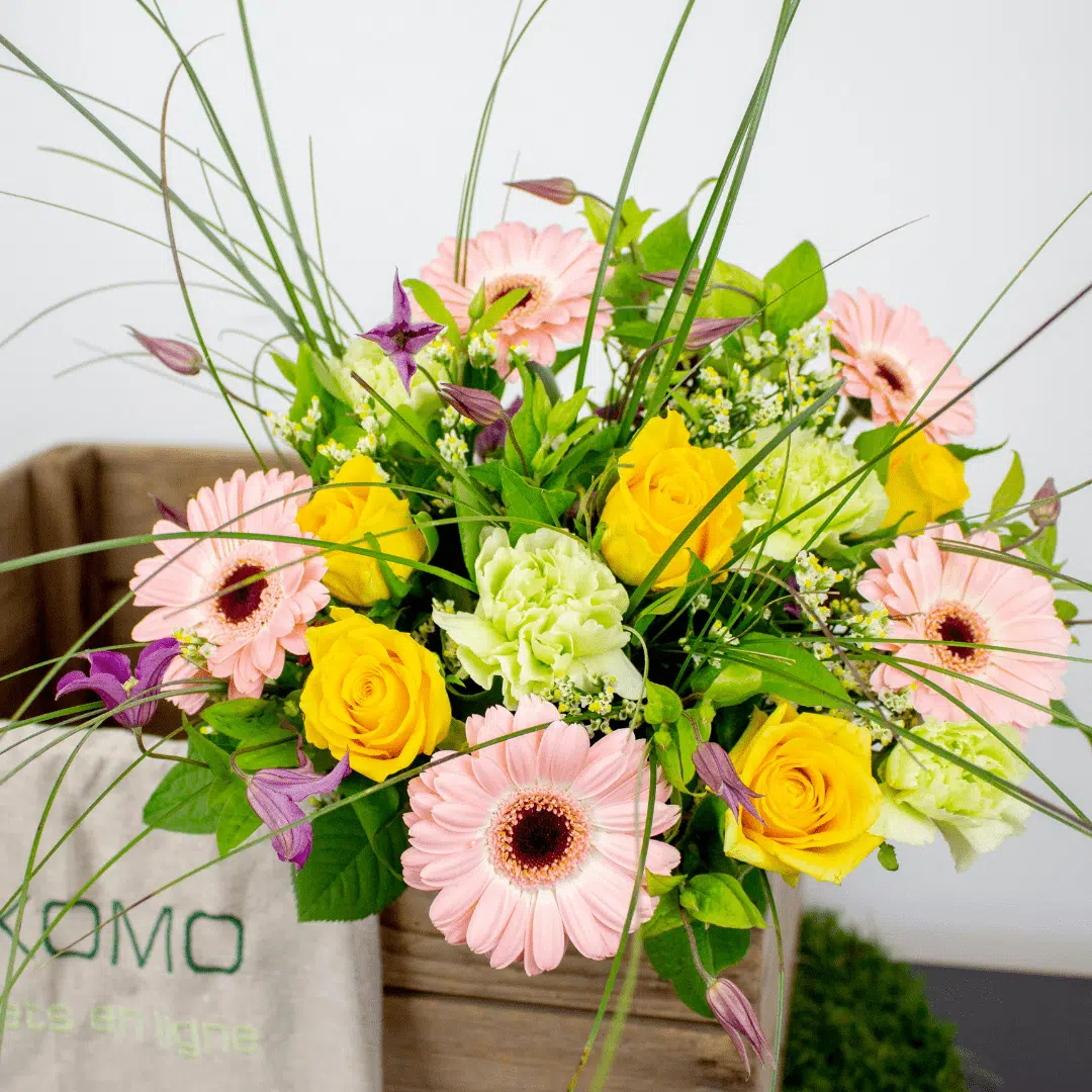 Bouquet printanier : Rose Jaune, Germinis Dixon Rose Pastel, Clématite, Limonium, Œillets Vert
