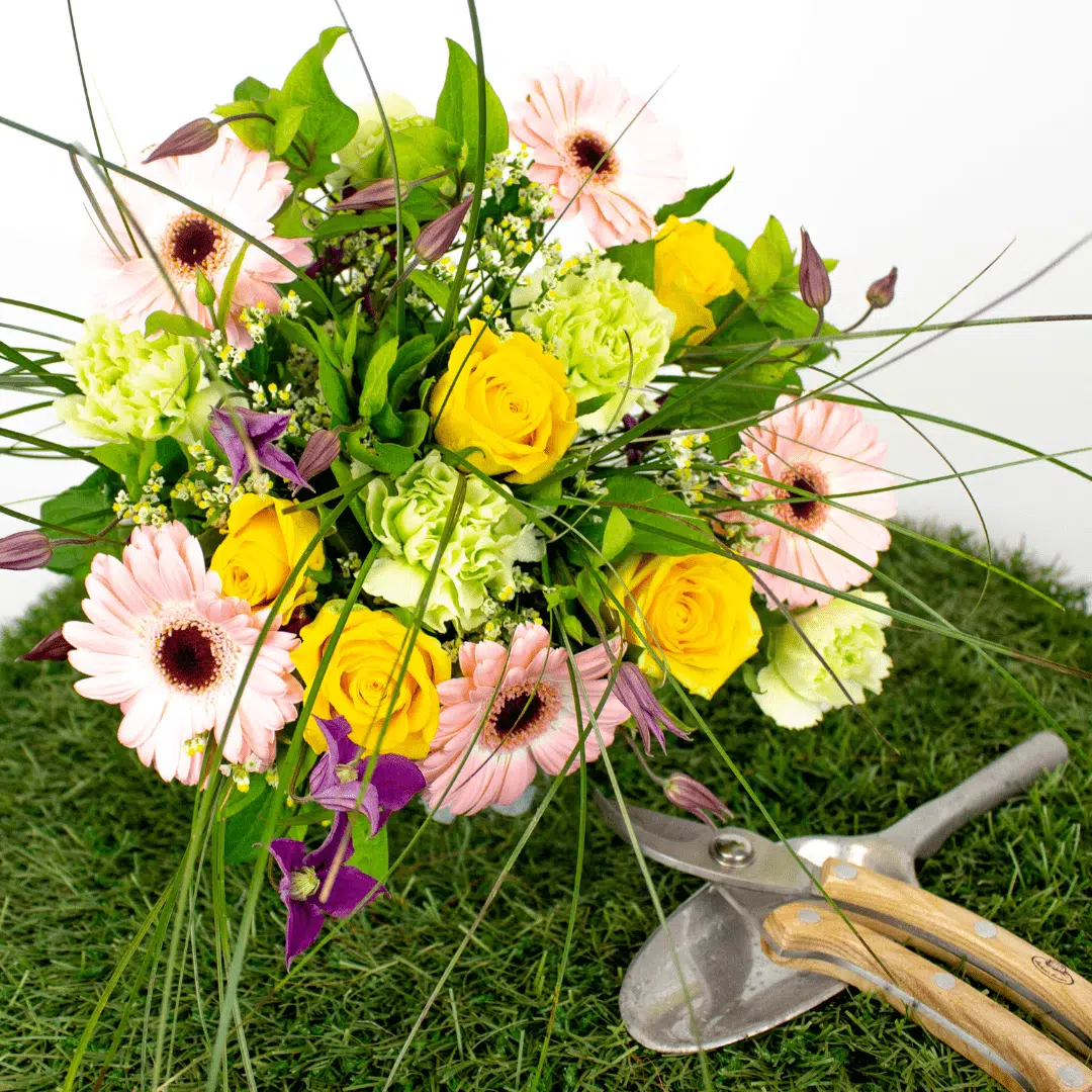 Bouquet printanier : Rose Jaune, Germinis Dixon Rose Pastel, Clématite, Limonium, Œillets Vert