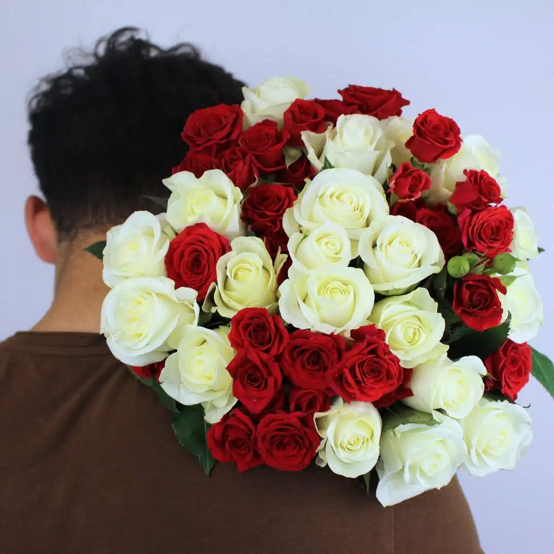 bouquet de roses blanches et roses branchues
