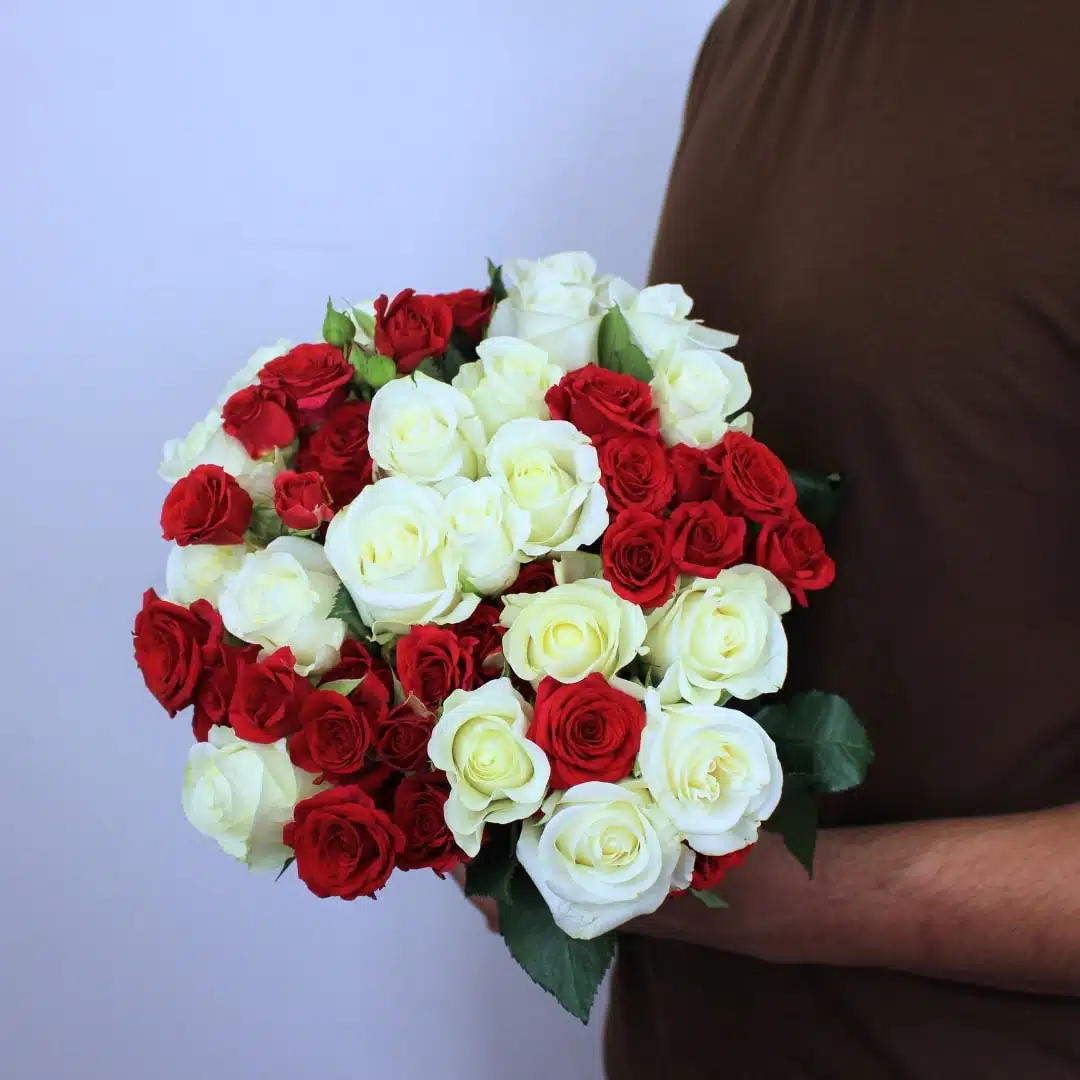 bouquet de roses blanches et roses branchues